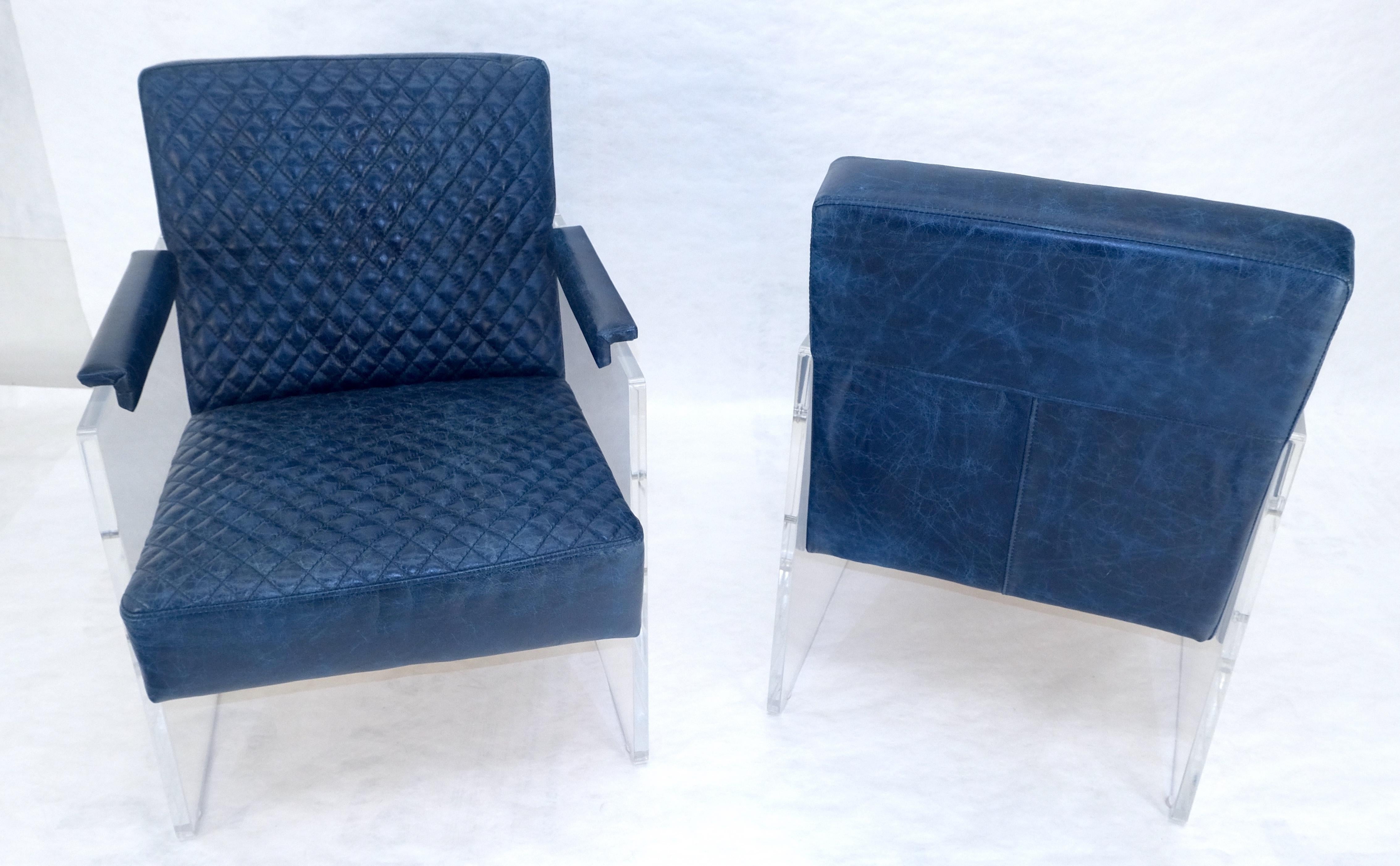 Coppia di poltrone da salotto con braccioli in lucite con rivestimento in pelle trapuntata blu in vendita 4