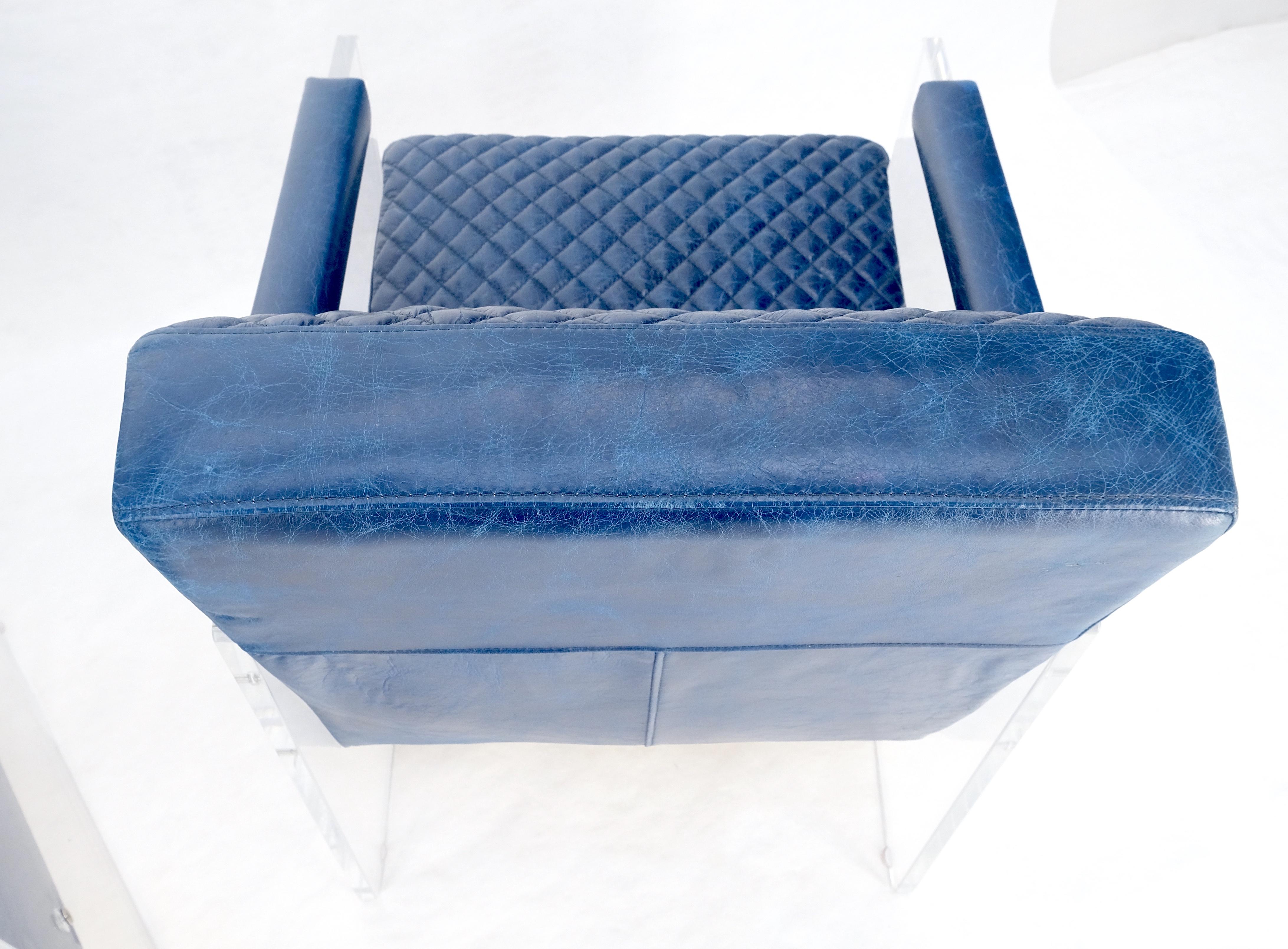 Coppia di poltrone da salotto con braccioli in lucite con rivestimento in pelle trapuntata blu in vendita 5