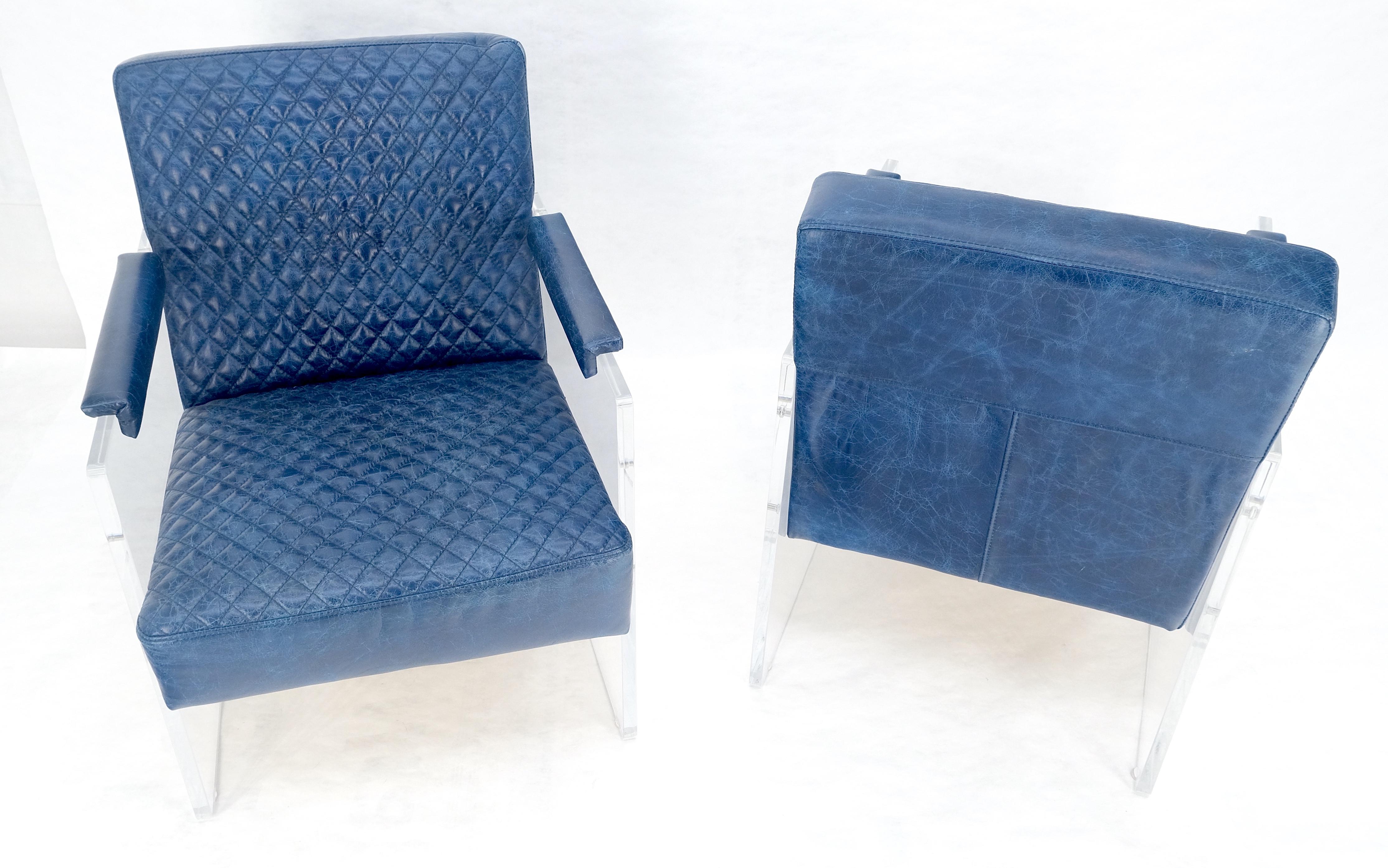 Coppia di poltrone da salotto con braccioli in lucite con rivestimento in pelle trapuntata blu in vendita 6
