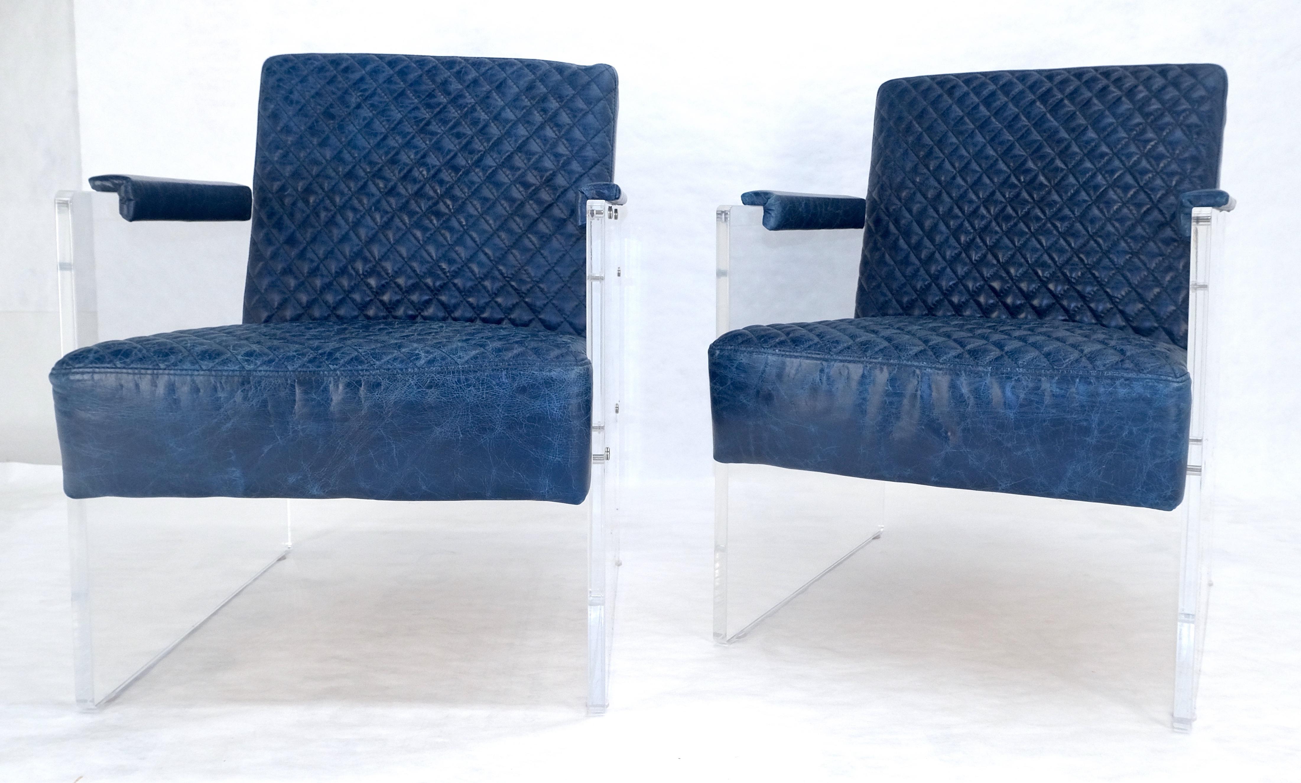Mid-Century moderno Coppia di poltrone da salotto con braccioli in lucite con rivestimento in pelle trapuntata blu in vendita
