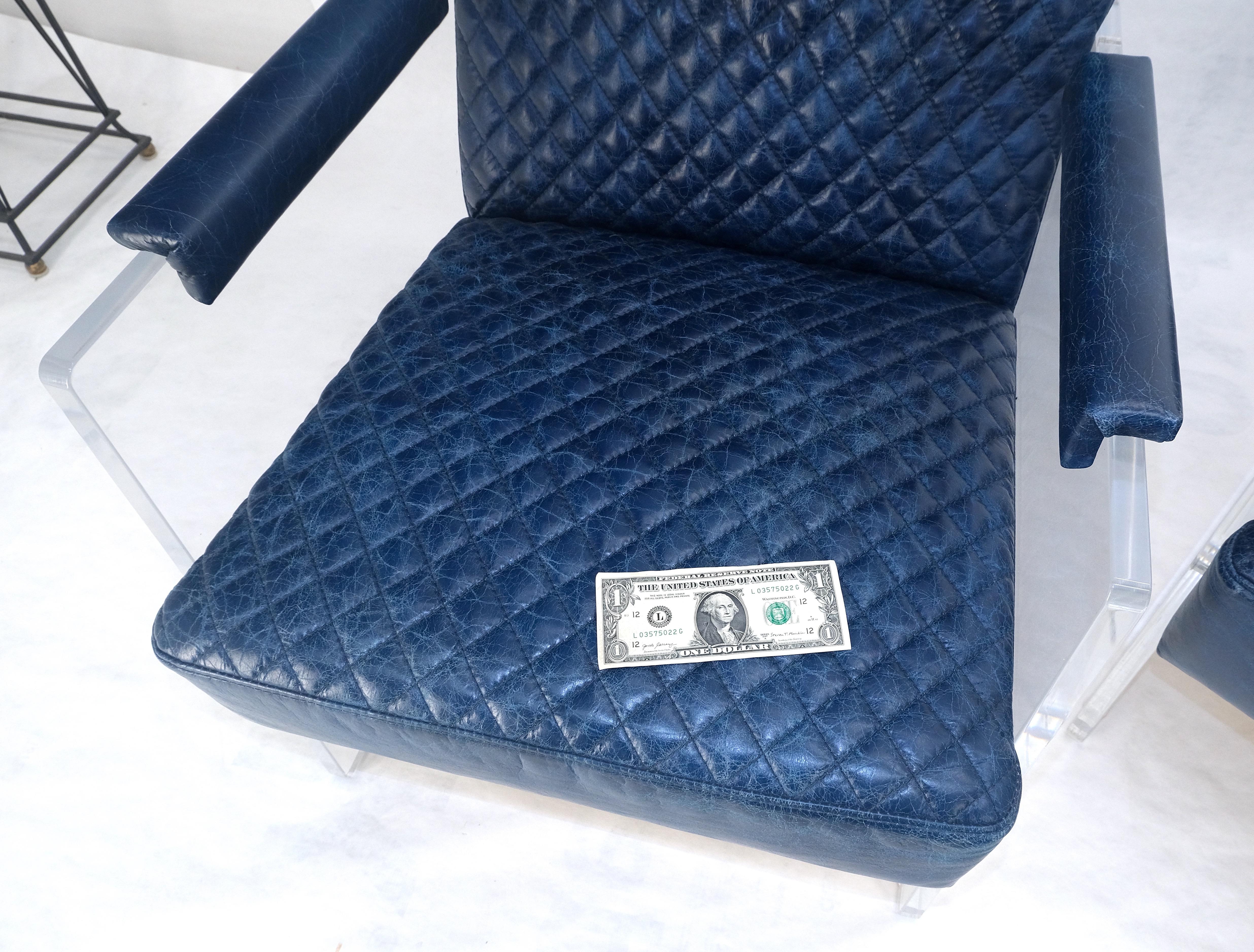 Trapuntato Coppia di poltrone da salotto con braccioli in lucite con rivestimento in pelle trapuntata blu in vendita