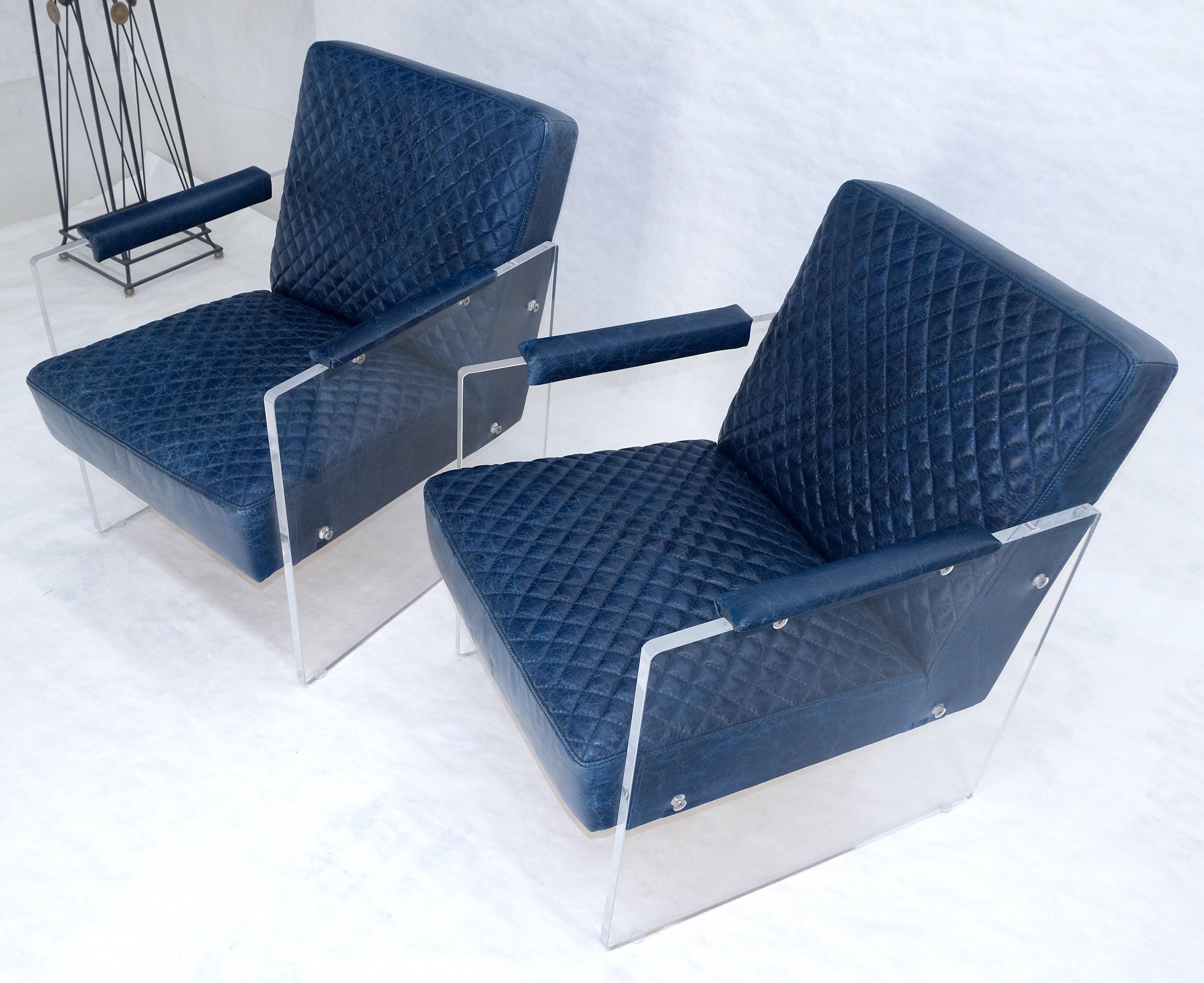 Coppia di poltrone da salotto con braccioli in lucite con rivestimento in pelle trapuntata blu In condizioni buone in vendita a Rockaway, NJ