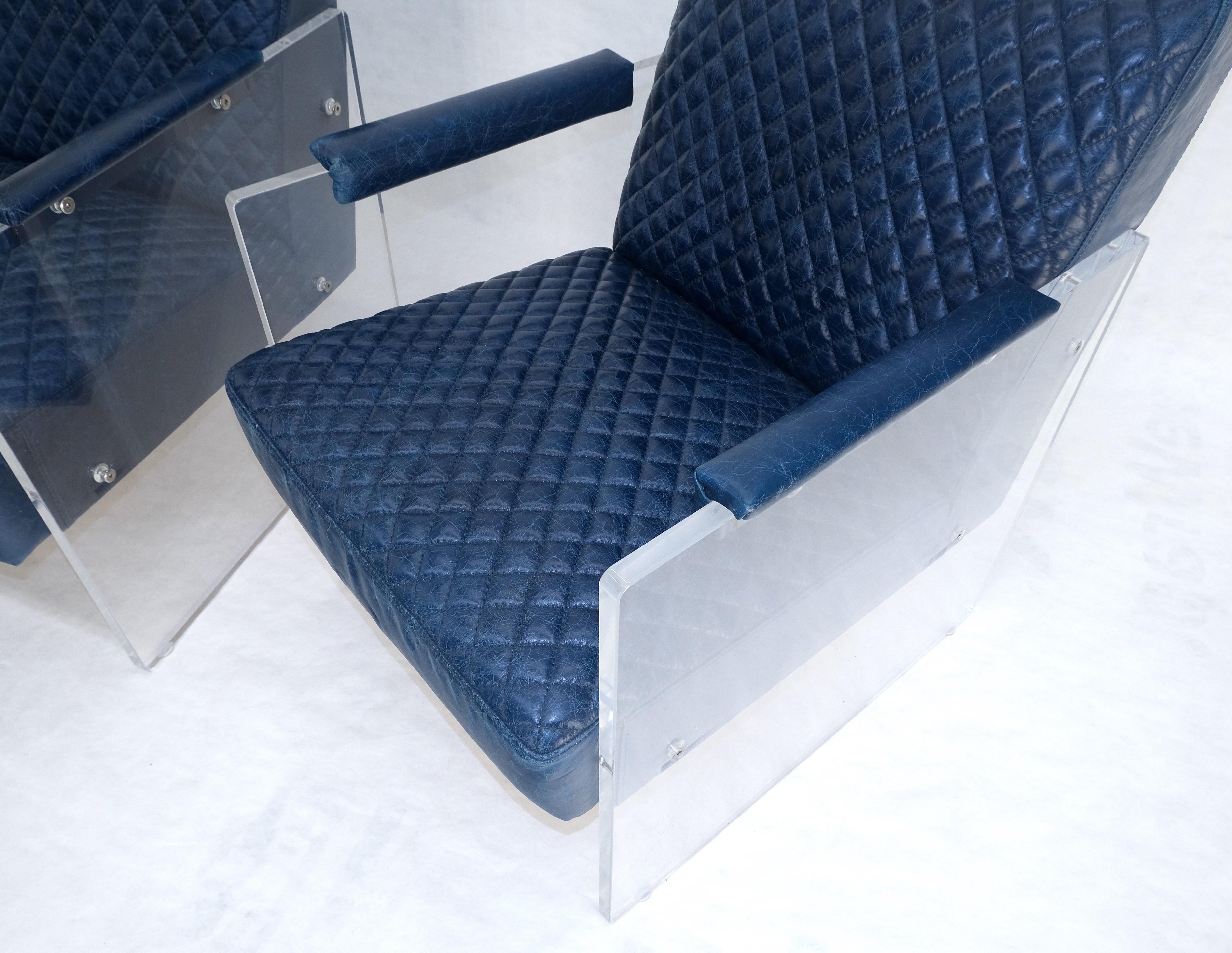 XX secolo Coppia di poltrone da salotto con braccioli in lucite con rivestimento in pelle trapuntata blu in vendita