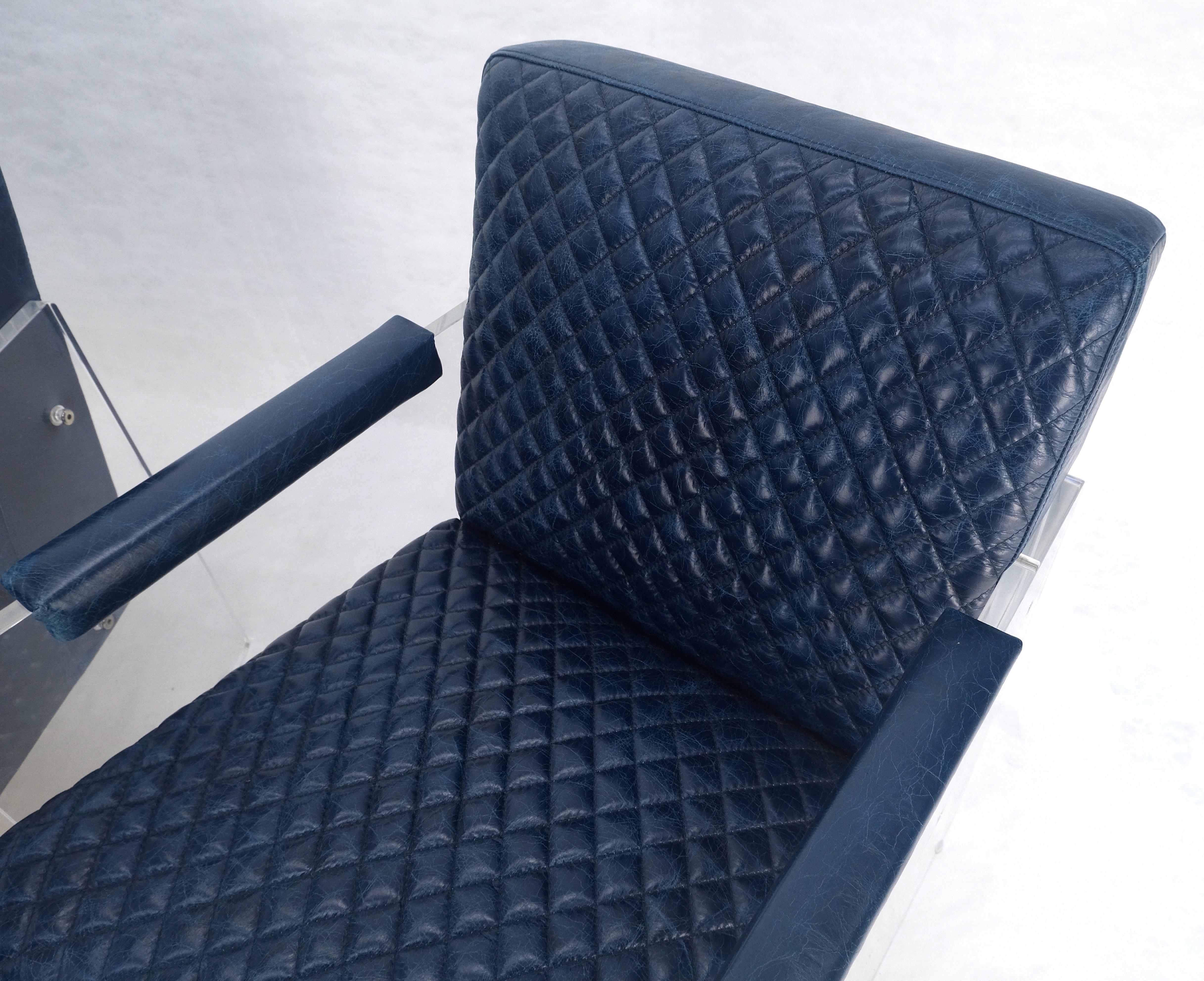 Pelle Coppia di poltrone da salotto con braccioli in lucite con rivestimento in pelle trapuntata blu in vendita