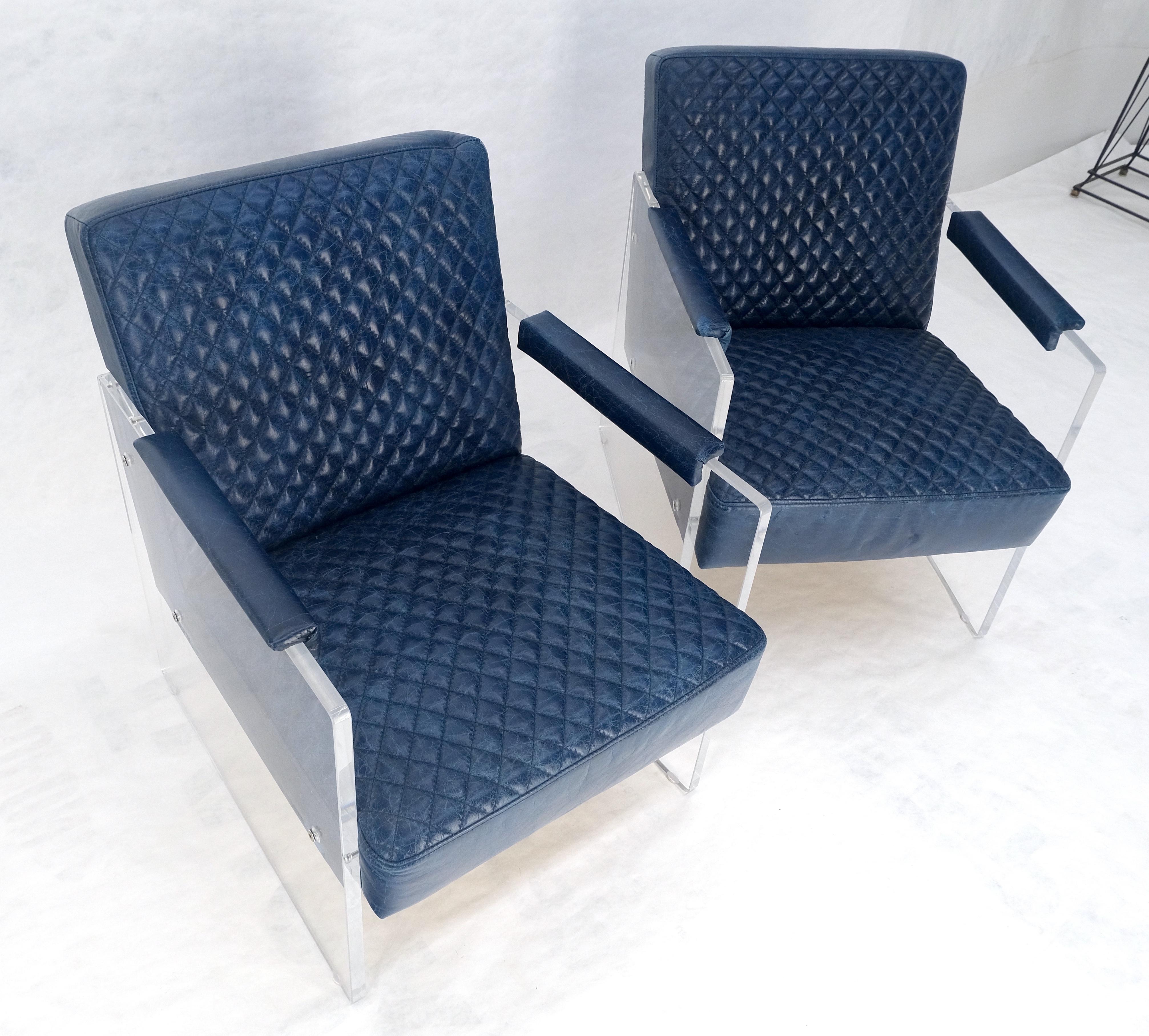 Coppia di poltrone da salotto con braccioli in lucite con rivestimento in pelle trapuntata blu in vendita 1