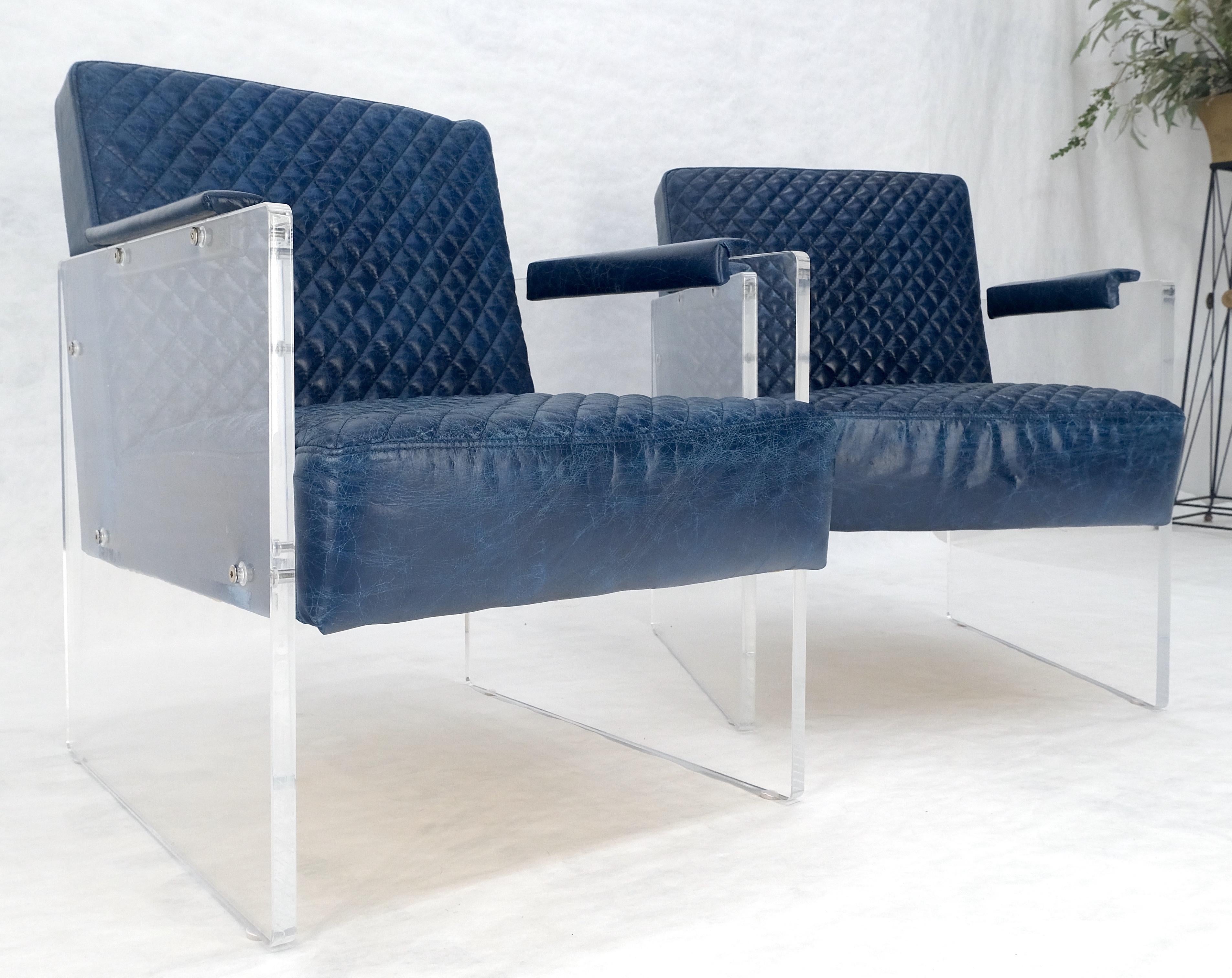 Coppia di poltrone da salotto con braccioli in lucite con rivestimento in pelle trapuntata blu in vendita 2