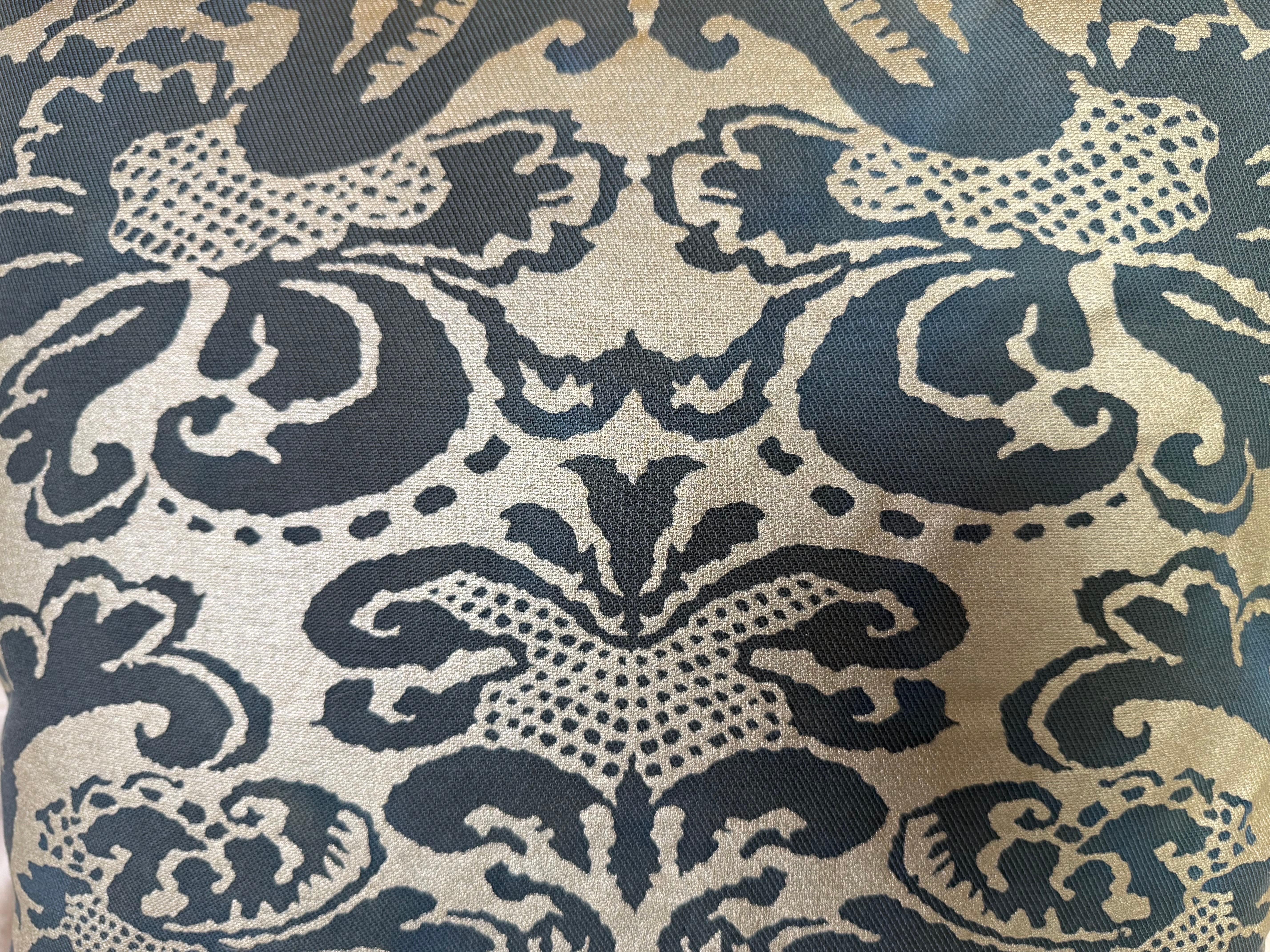 Coppia di cuscini in tessuto blu e argento di Fortuny In condizioni ottime in vendita a Los Angeles, CA