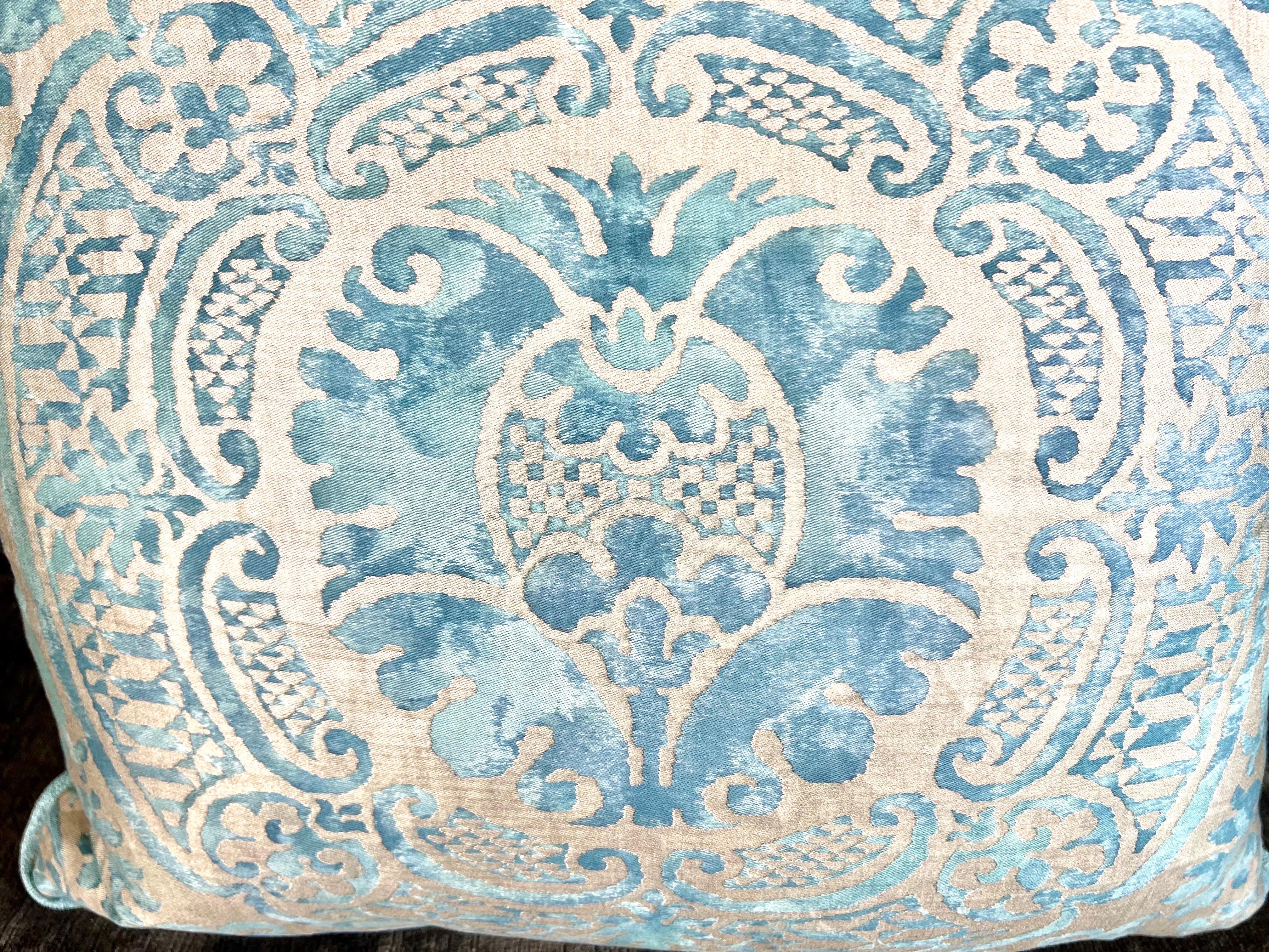 Coussins en textile Fortuny du milieu du 20e siècle au motif Orsini.  Les différentes nuances de bleus qui se mélangent sur un fond argenté et doré créent un effet aquarelle envoûtant.  Le doux dos en velours bleu argenté ajoute à la sensation de
