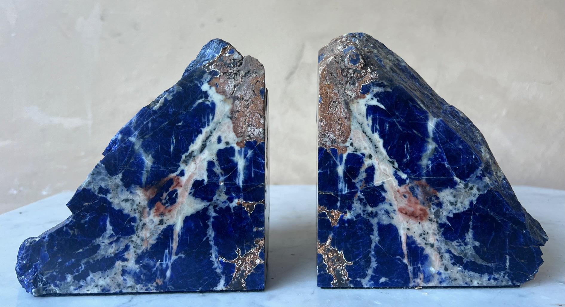 Par de sujetalibros de piedra de sodalita azul vibrante en venta 2