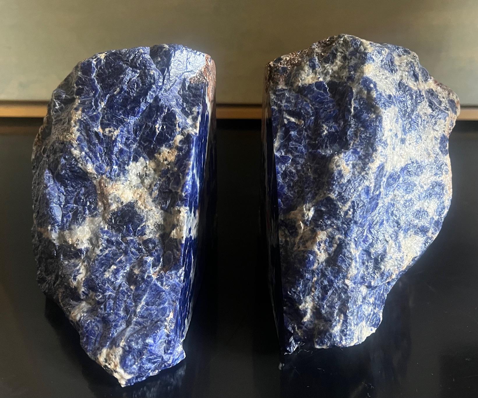 Par de sujetalibros de piedra de sodalita azul vibrante en venta 3