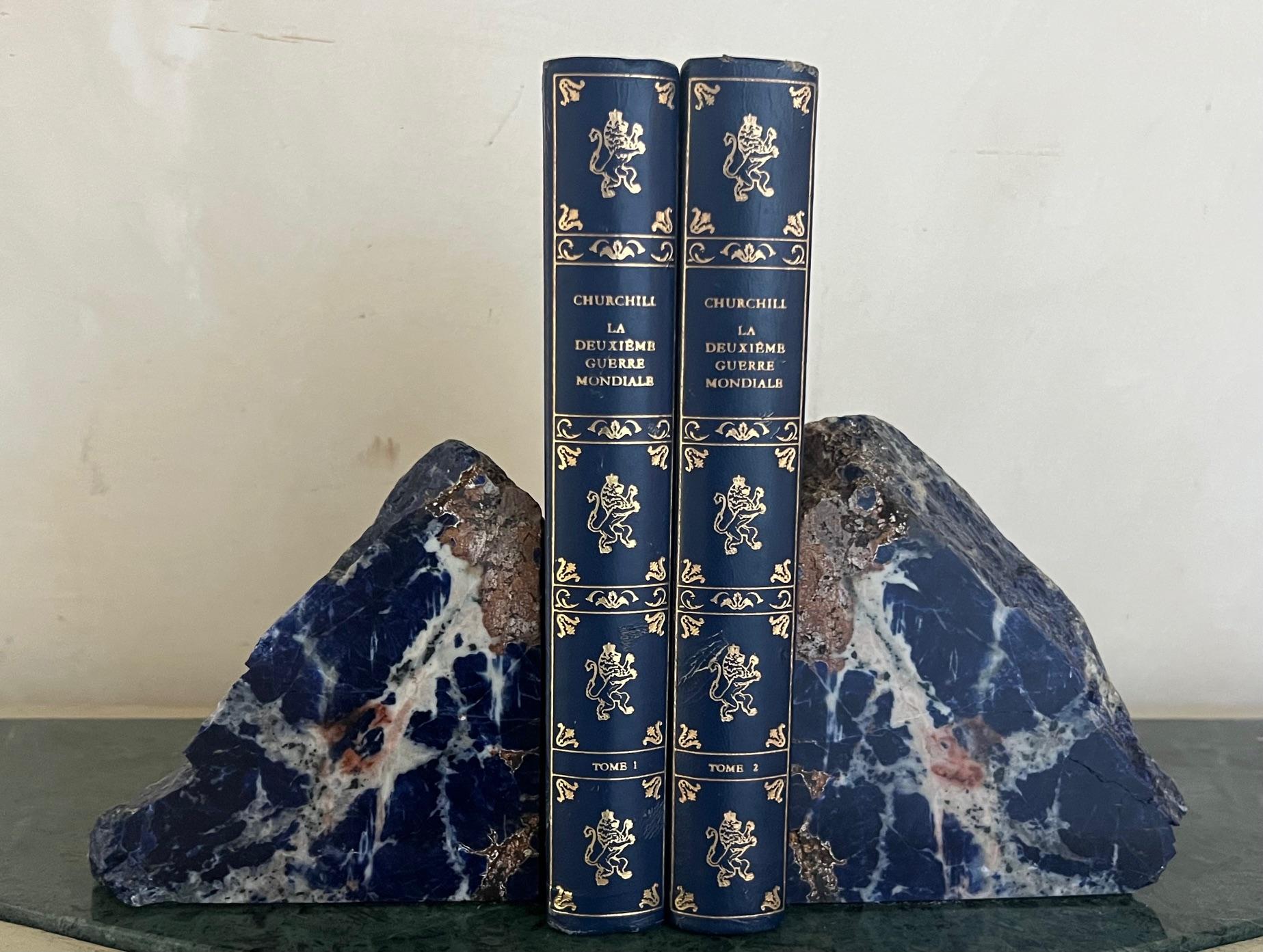 Par de sujetalibros de piedra de sodalita azul vibrante Moderno orgánico en venta