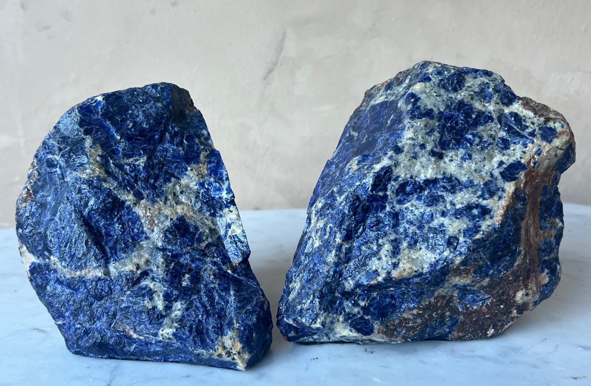 Par de sujetalibros de piedra de sodalita azul vibrante Estadounidense en venta