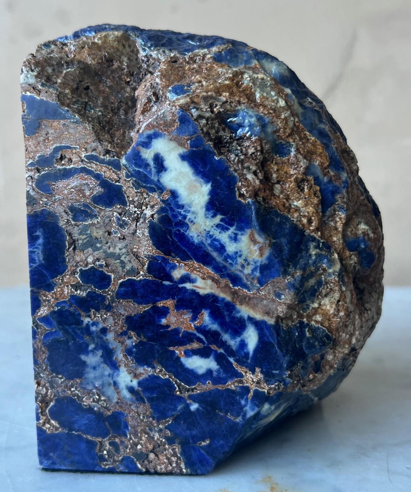 Par de sujetalibros de piedra de sodalita azul vibrante Pulido en venta
