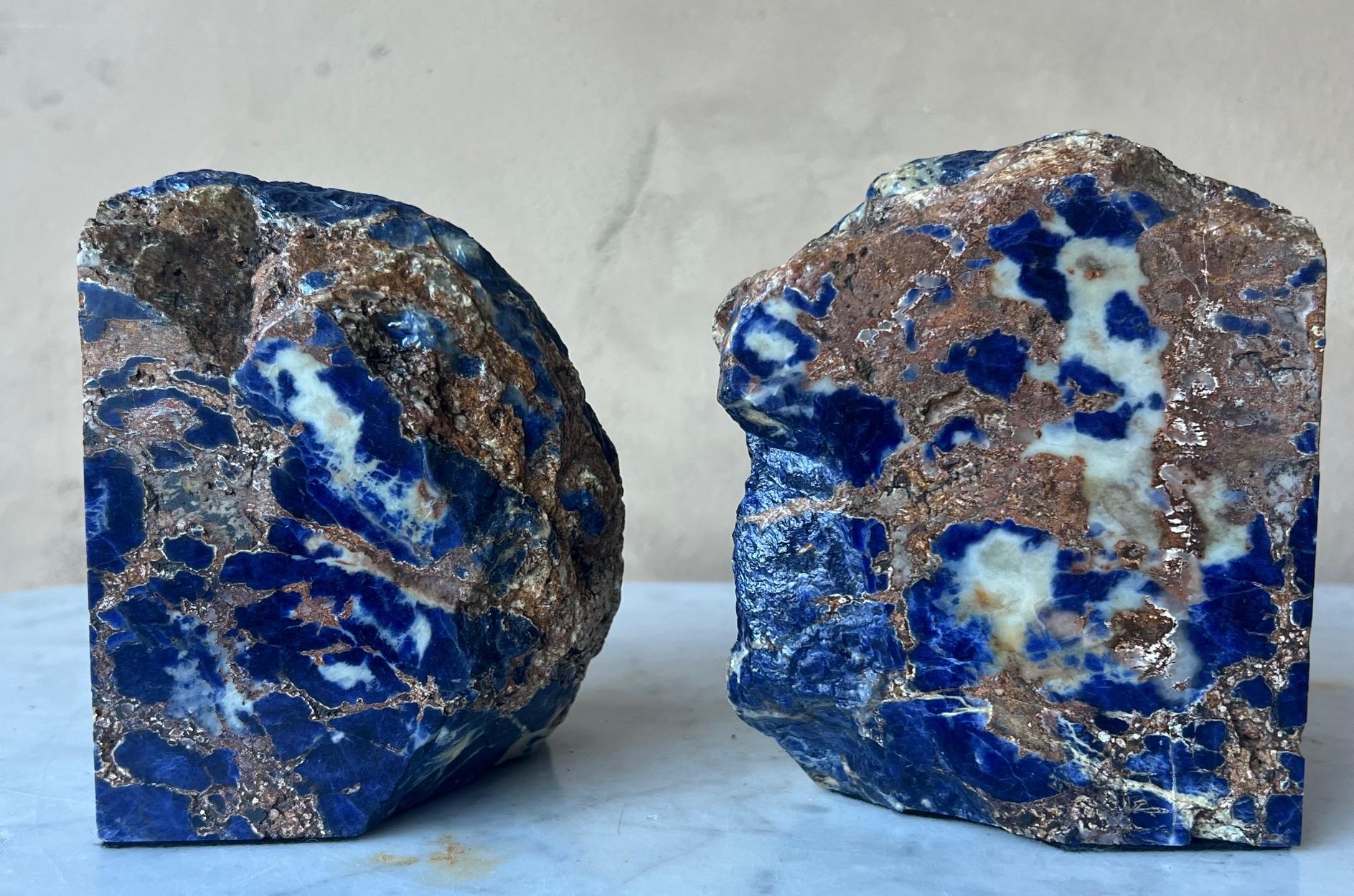 Par de sujetalibros de piedra de sodalita azul vibrante finales del siglo XX en venta