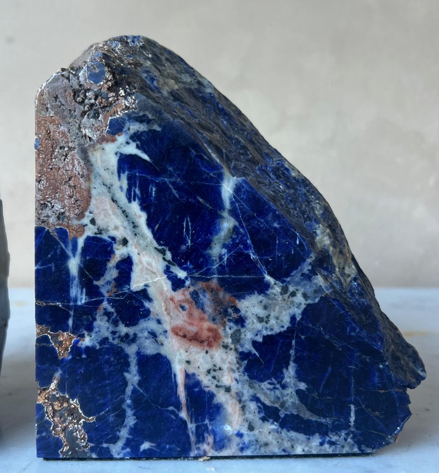 Par de sujetalibros de piedra de sodalita azul vibrante Piedra en venta