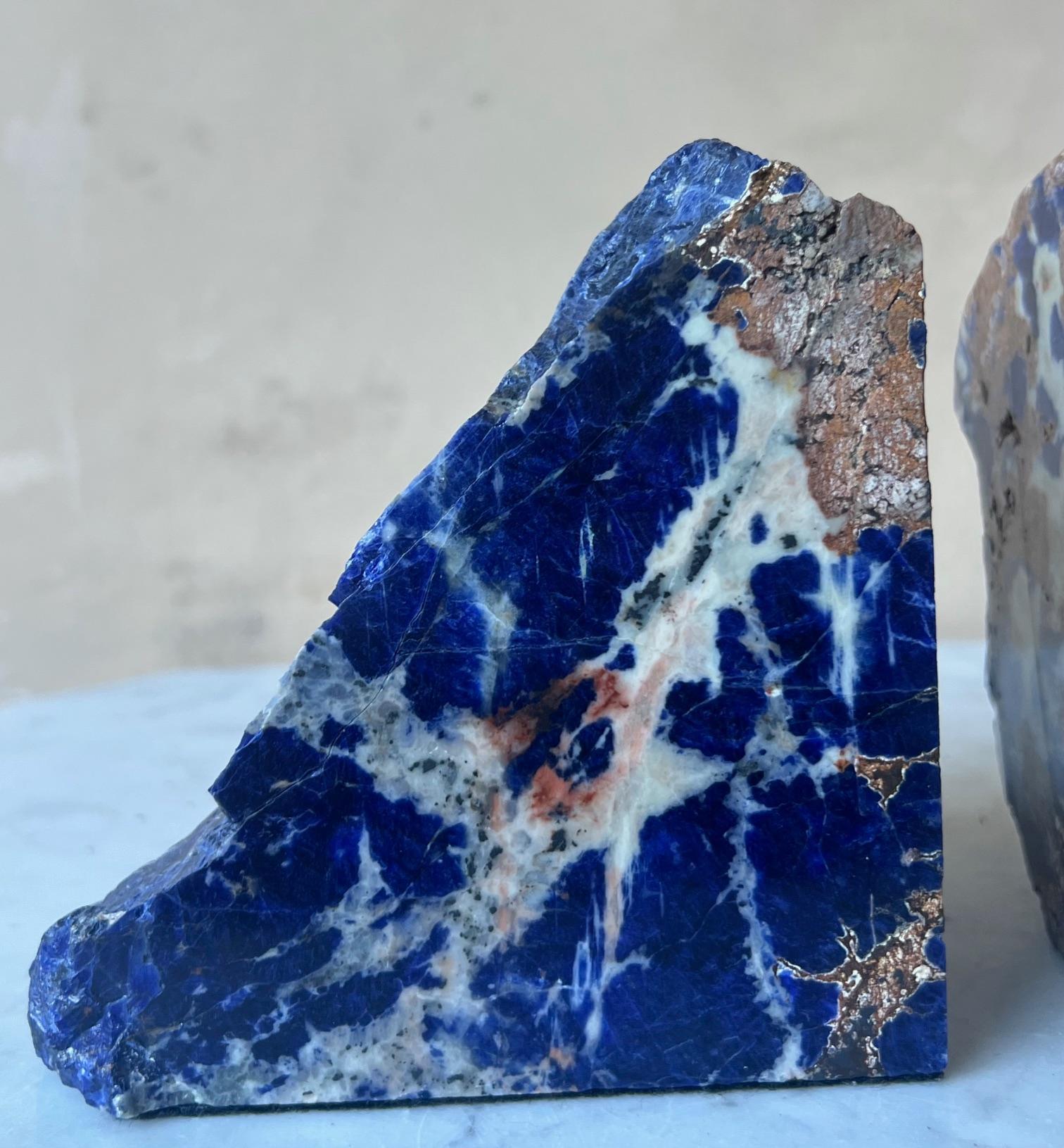 Par de sujetalibros de piedra de sodalita azul vibrante en venta 1
