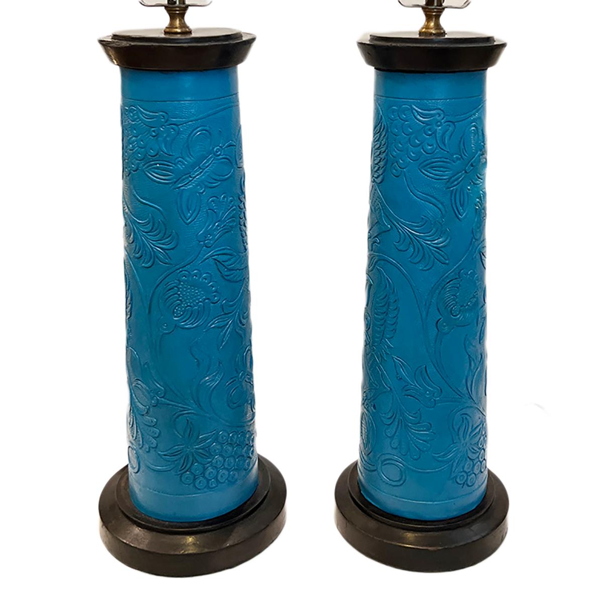 Zwei französische Lampen aus blauem Leder mit Vögeln und Blattwerk, circa 1950er Jahre.

Abmessungen:
Höhe des Körpers: 18.75