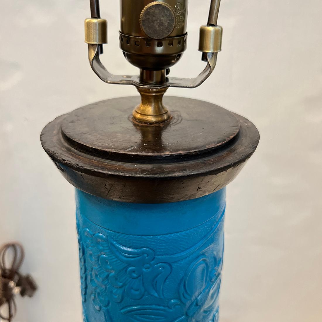 Paar blaue Lampen aus bearbeitetem Leder (Französisch) im Angebot