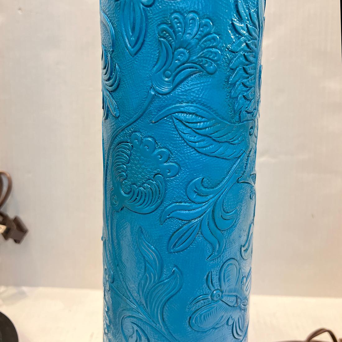Paar blaue Lampen aus bearbeitetem Leder (Handgeschnitzt) im Angebot