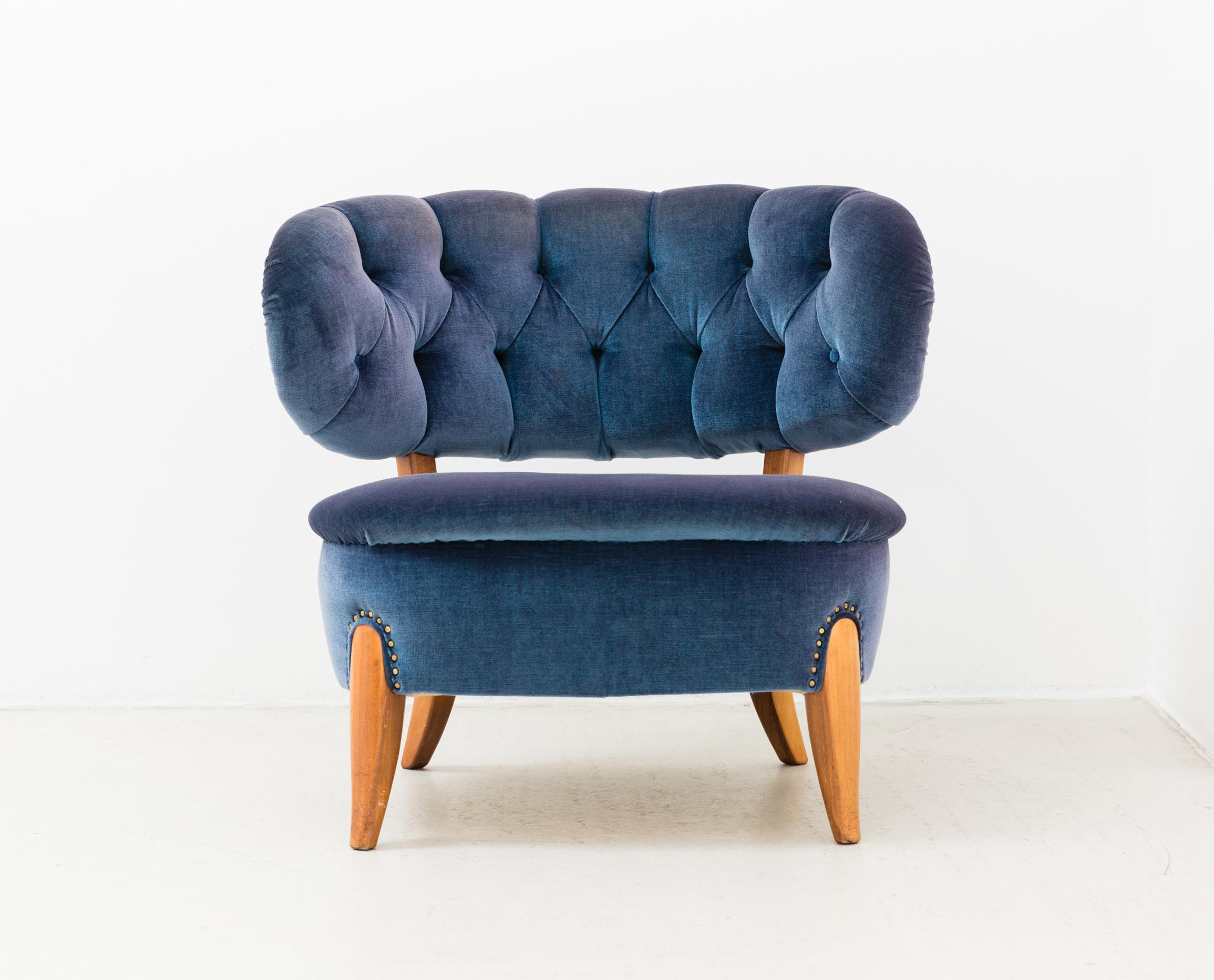 A pair of easy chairs designed by Otto Schulz, Sweden, for Boet, circa 1949. With blue velvet upholstery and wooden legs.


    
