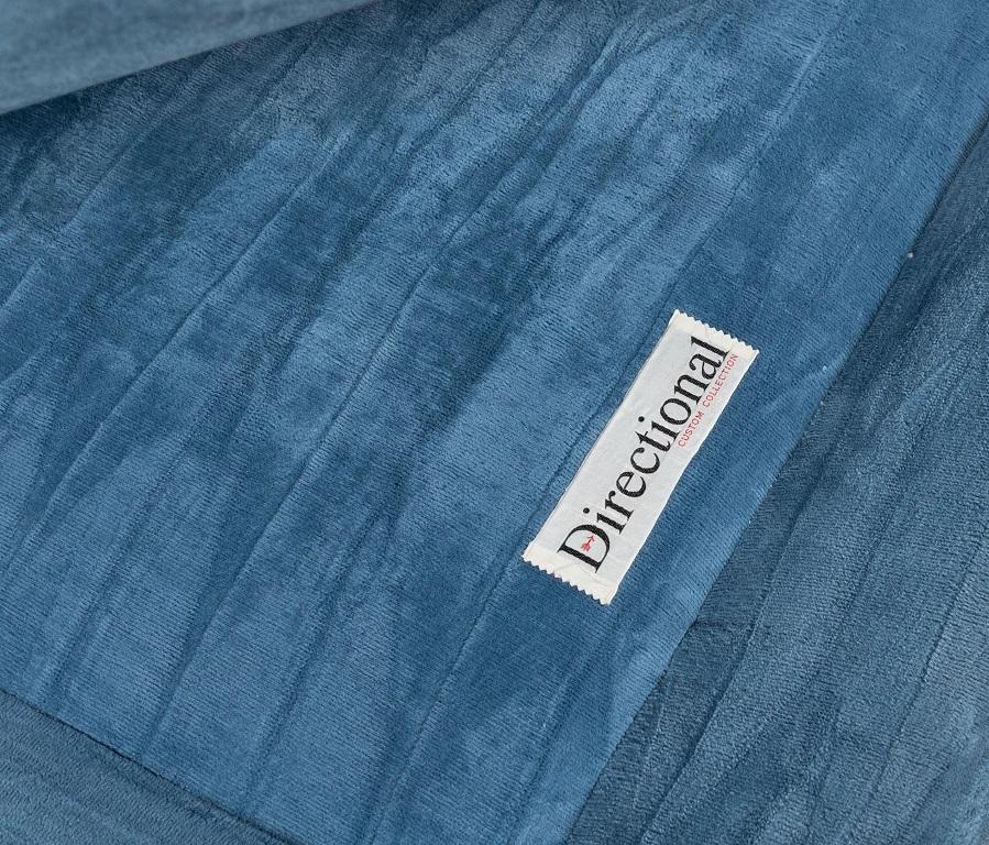 Paire de grands ottomans en velours bleu par Directional.