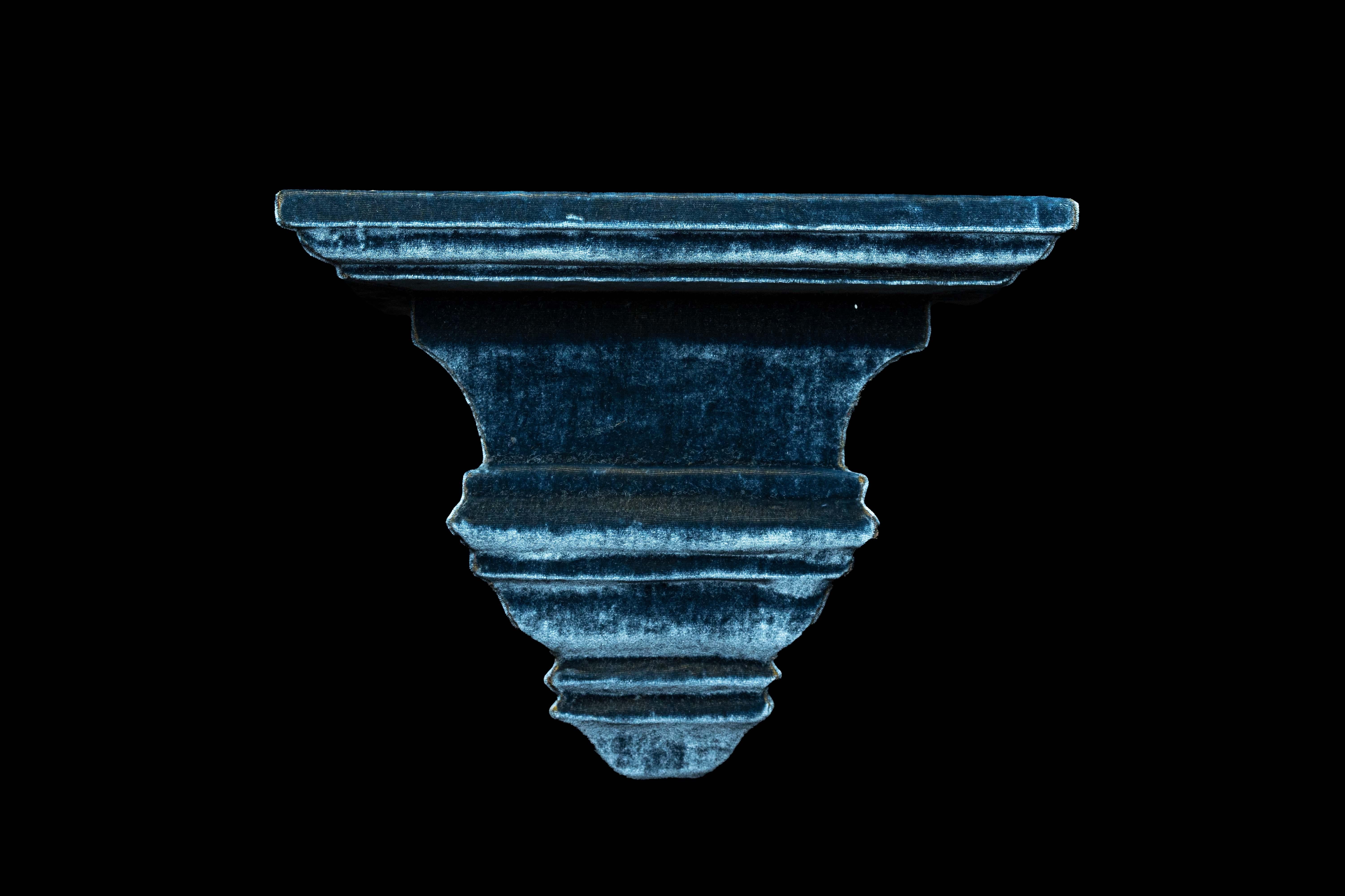 Paar blaue Samt-Wandregale oder Halterungen. Handgefertigt und mit Seiden-Rayon-Samt bezogen.

Maße: 12