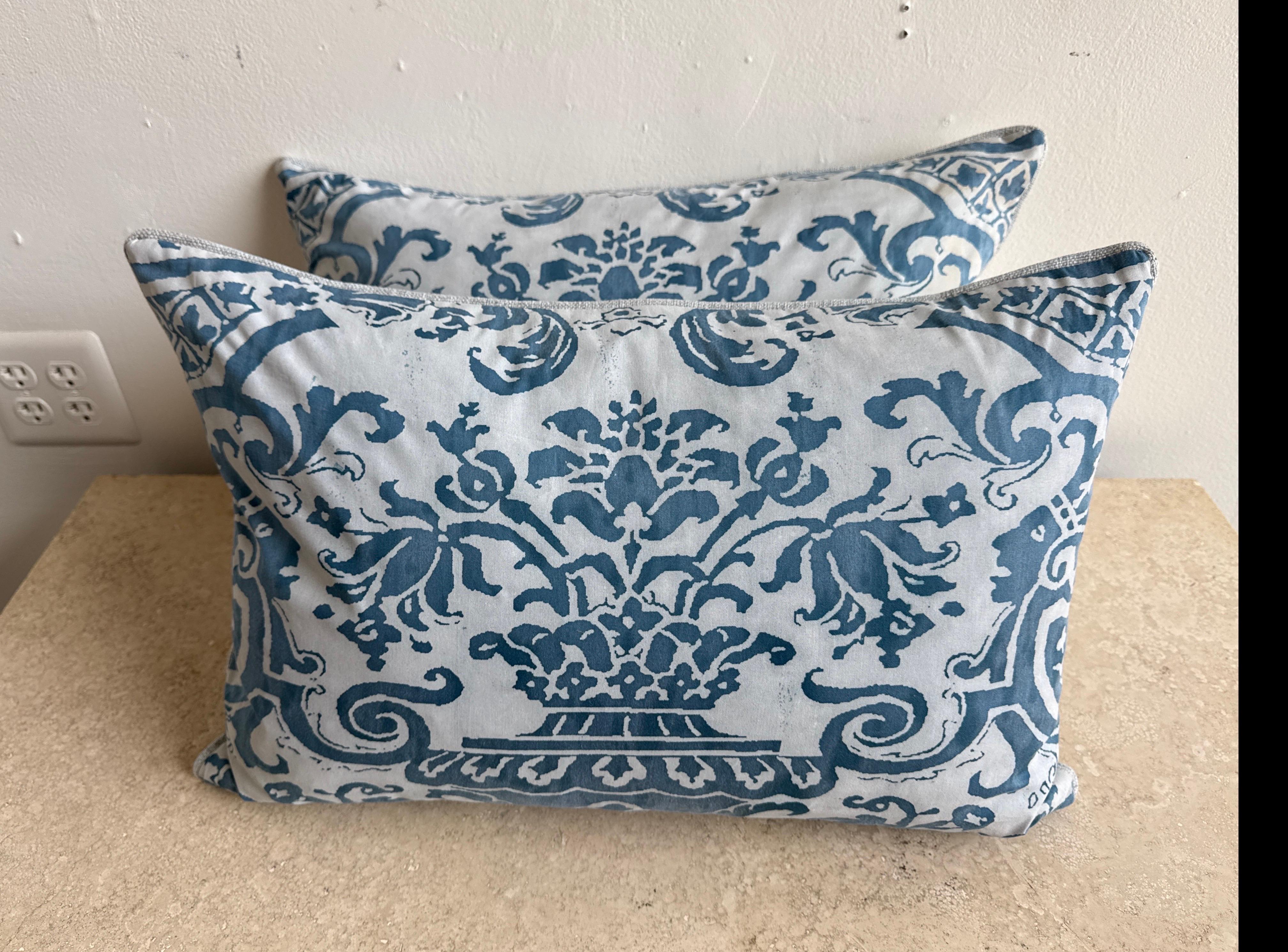 Pareja de auténticos cojines Fortuny azules y blancos con respaldo de lino belga

Este elegante par de cojines personalizados está confeccionado con auténtica tela Fortuny en una llamativa paleta azul y blanca. El diseño presenta un motivo