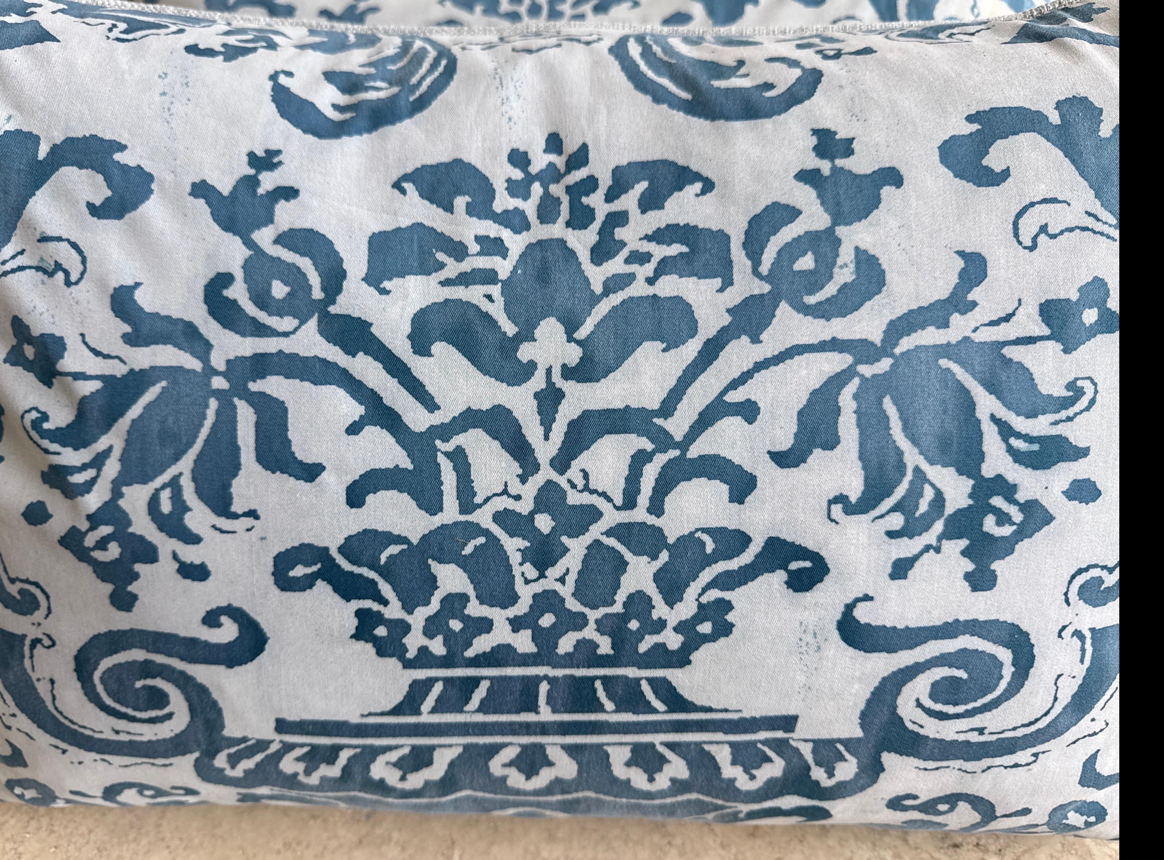 Pareja de cojines Fortuny venecianos azules en Nuevo estado para la venta en Los Angeles, CA