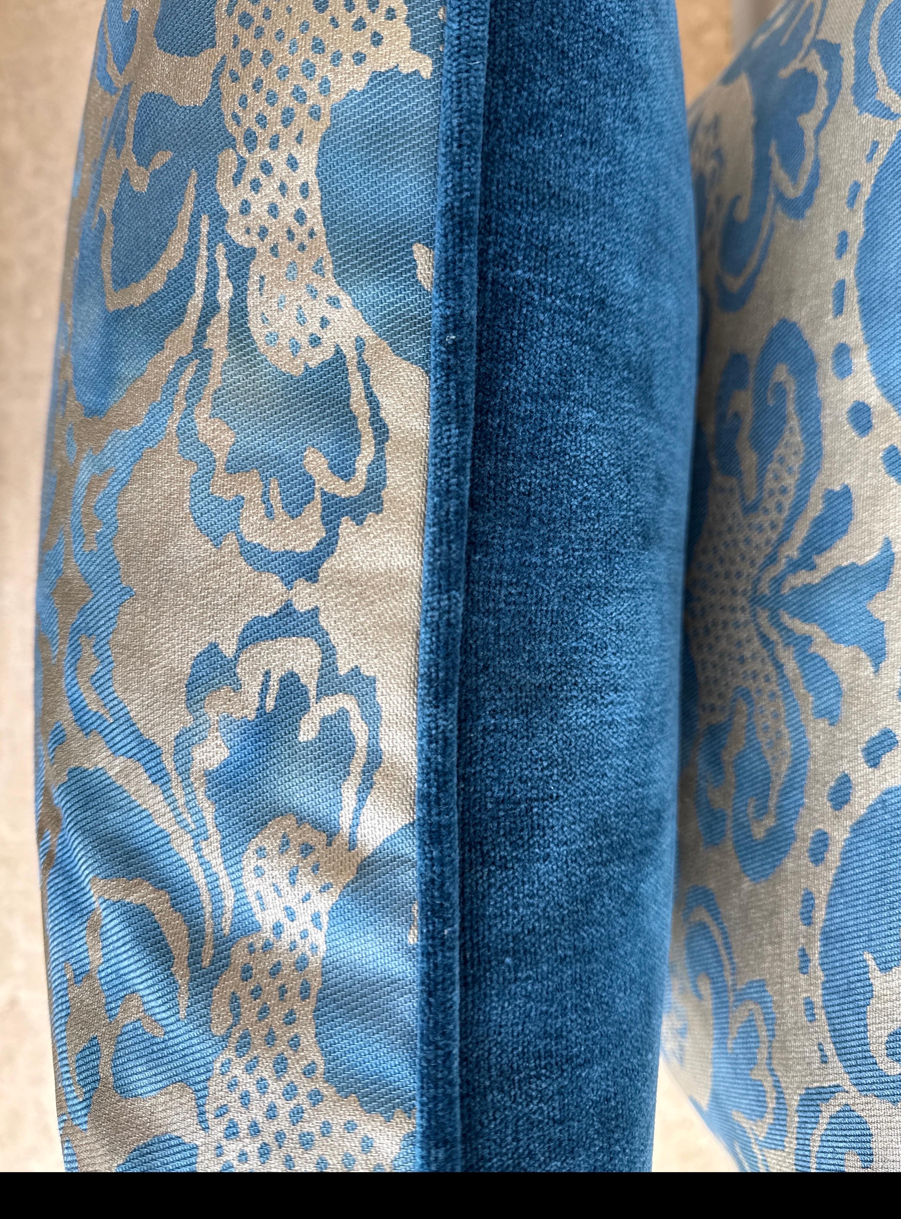Pareja de cojines Fortuny venecianos azules en Nuevo estado para la venta en Los Angeles, CA