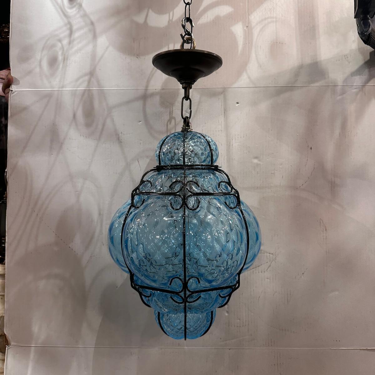 Paar blaue venezianische Laternen, einzeln verkauft im Zustand „Gut“ im Angebot in New York, NY