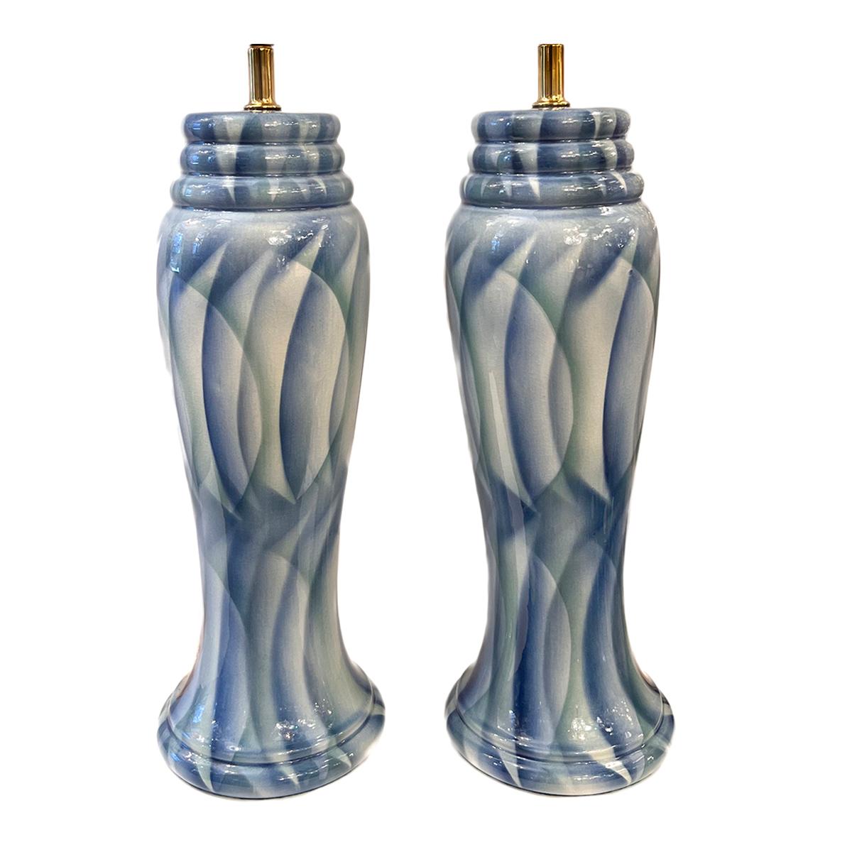 Pareja de lámparas de porcelana azul francesa de la década de 1980 con motivos de ondas.

Medidas:
Altura del cuerpo: 23,75
Altura hasta el resto de la pantalla: 34,75
Diámetro: 7,75