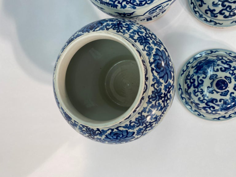Porcelain Pair of Blue and White Chinese Ginger Jars For Sale