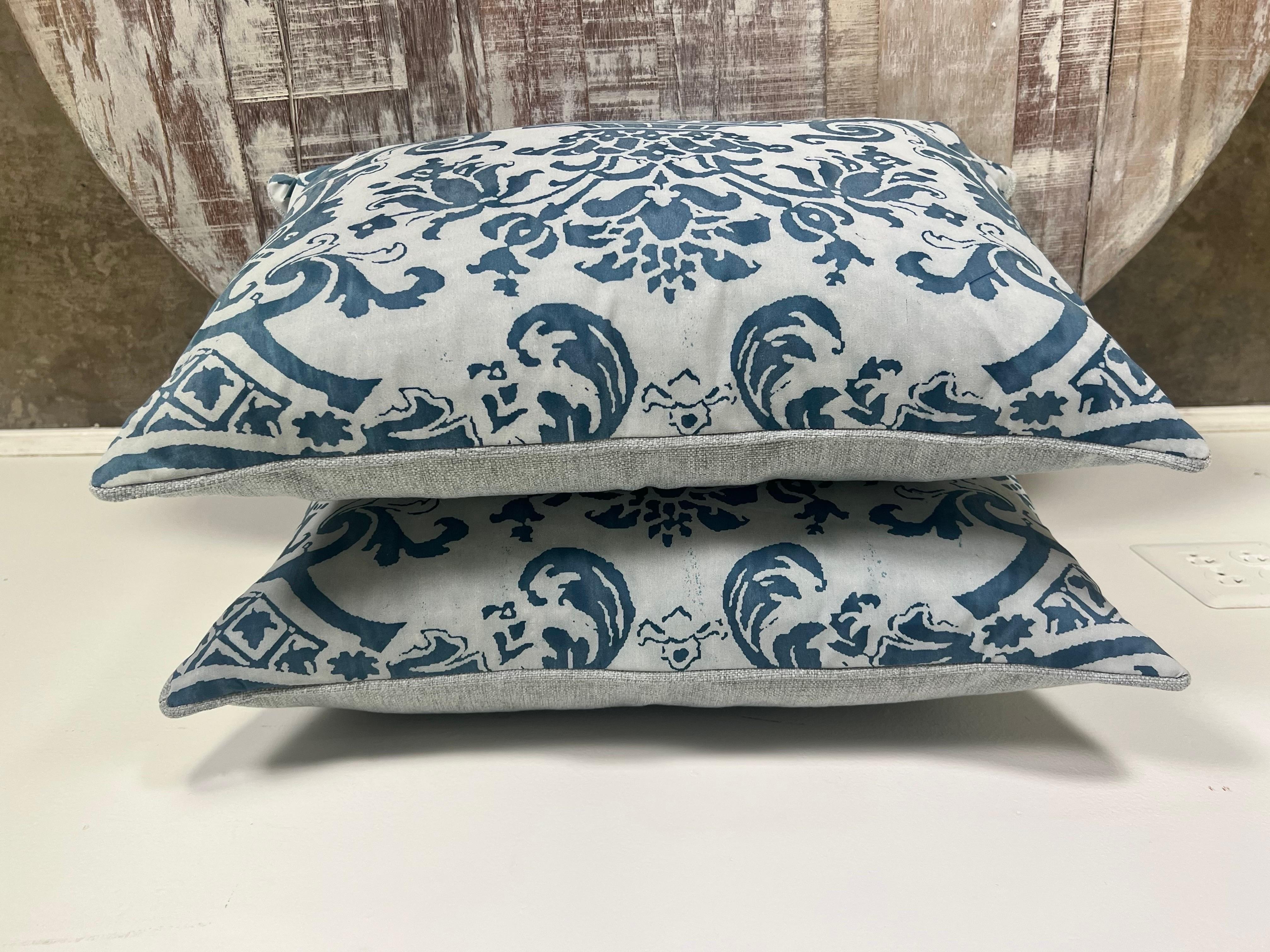 Pair of Blue & White Fortuny Floral Cotton Pillows In Excellent Condition For Sale In Los Angeles, CA