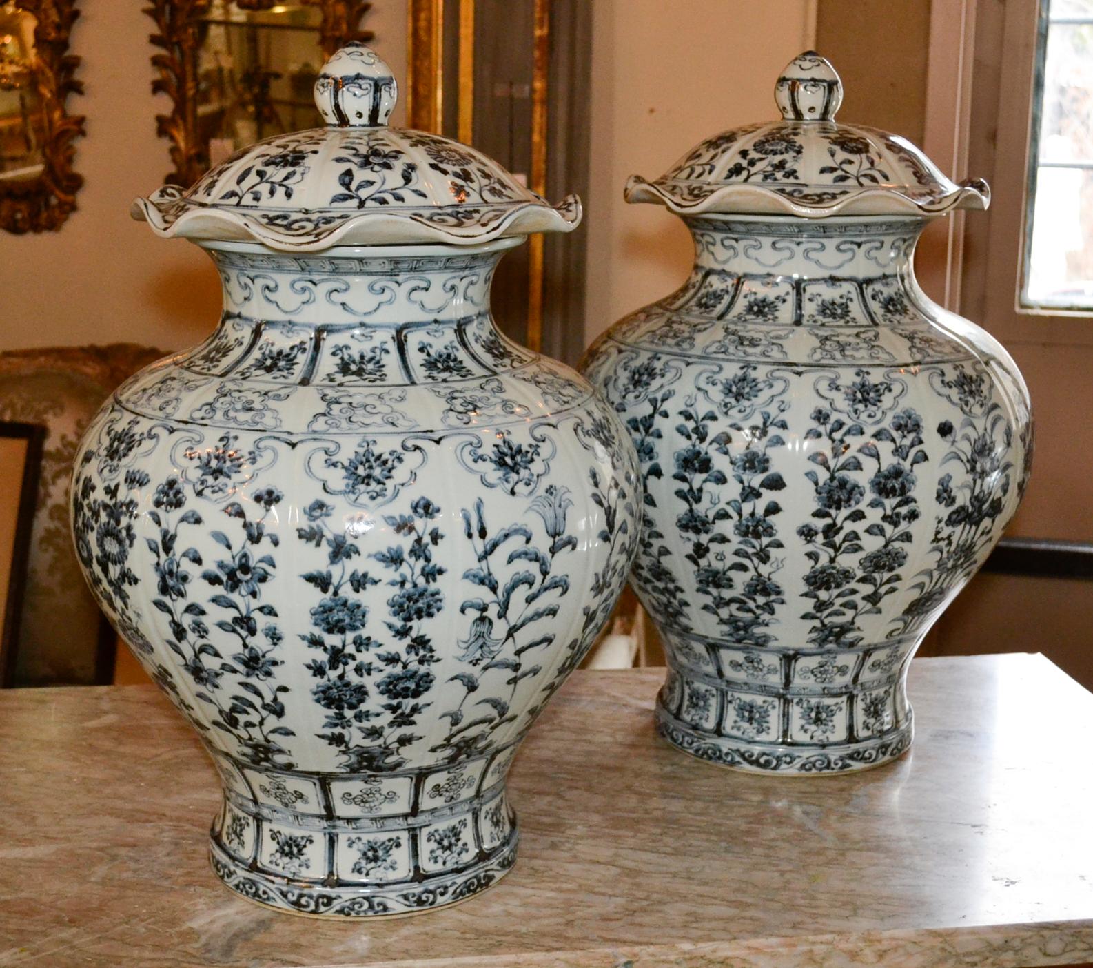 Early 20th Century Pair of Blue and White Jars