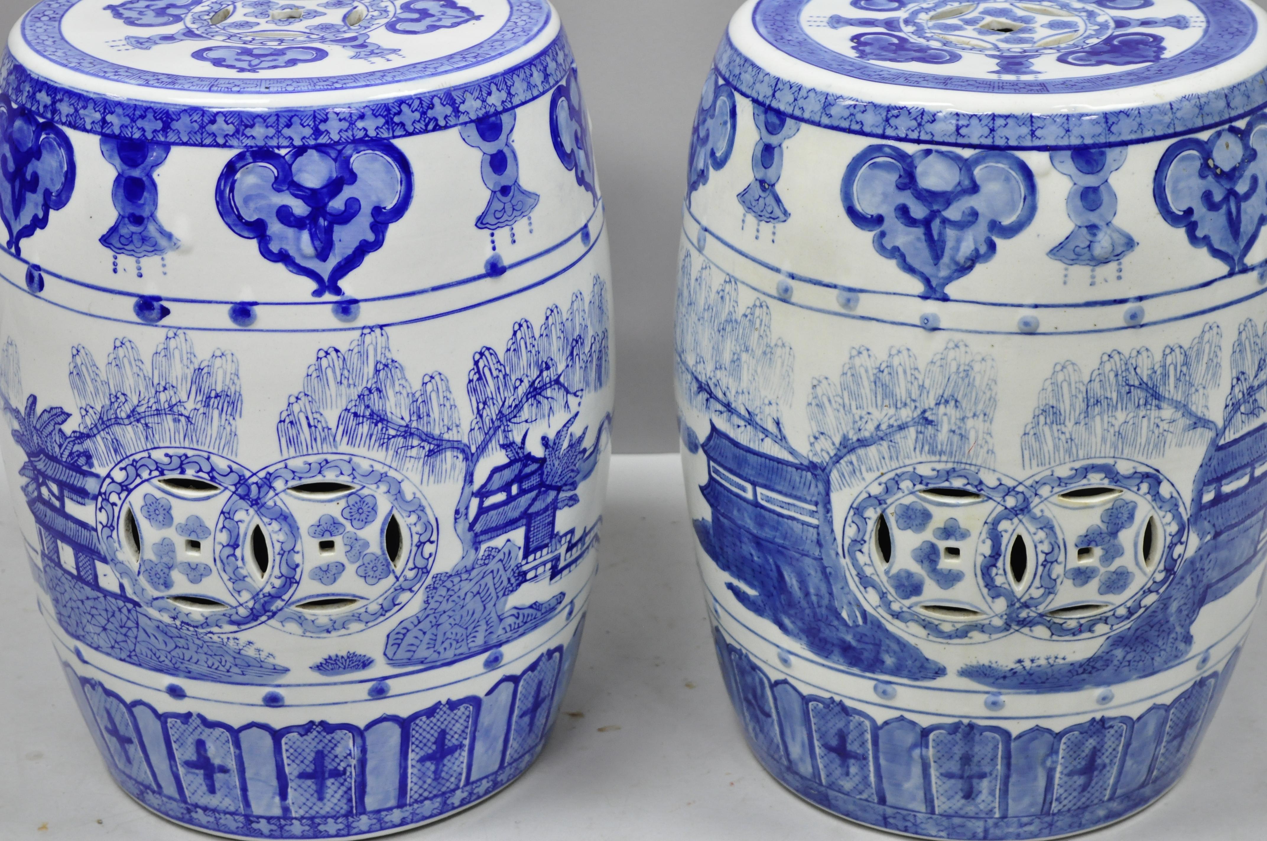 Paar chinesische orientalische Trommel-Gartenstühle aus blauem und weißem Porzellan (Chinese Chippendale) im Angebot