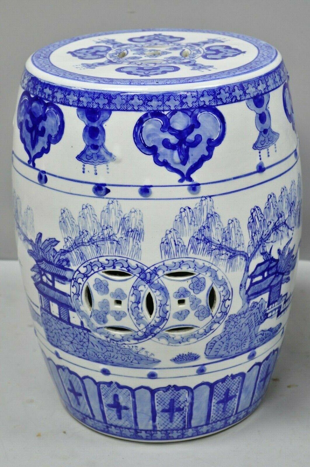 Paar chinesische orientalische Trommel-Gartenstühle aus blauem und weißem Porzellan im Angebot 1