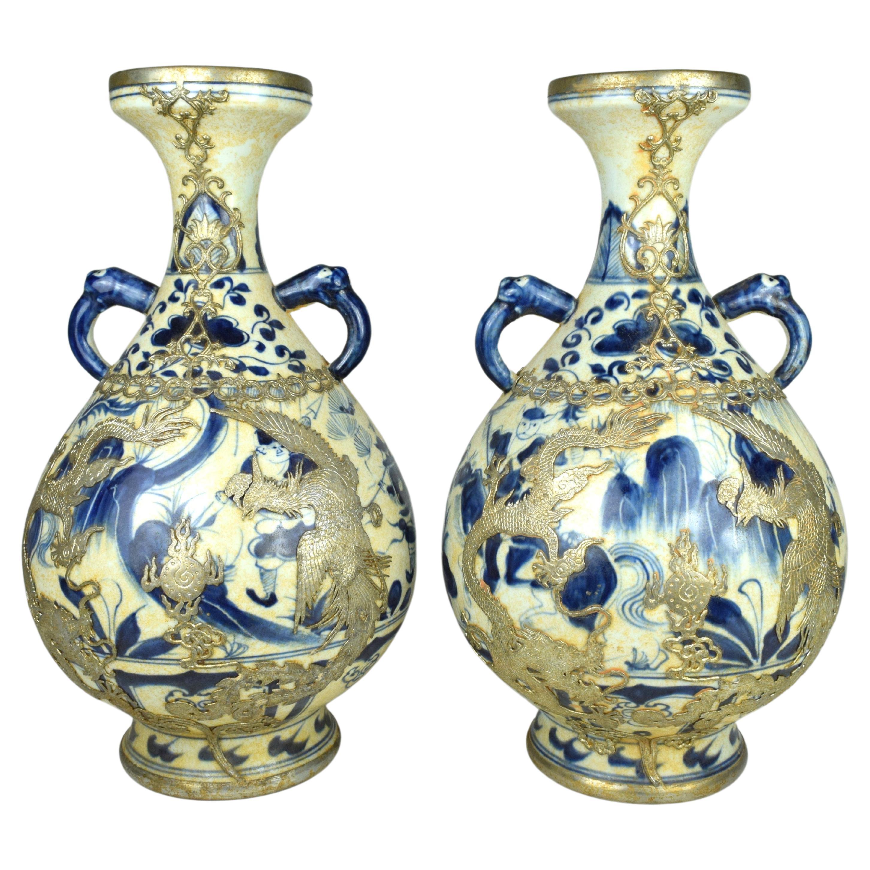 Paire de vases en porcelaine bleu blanc avec dragons Phoenix en argent doré, 20e siècle