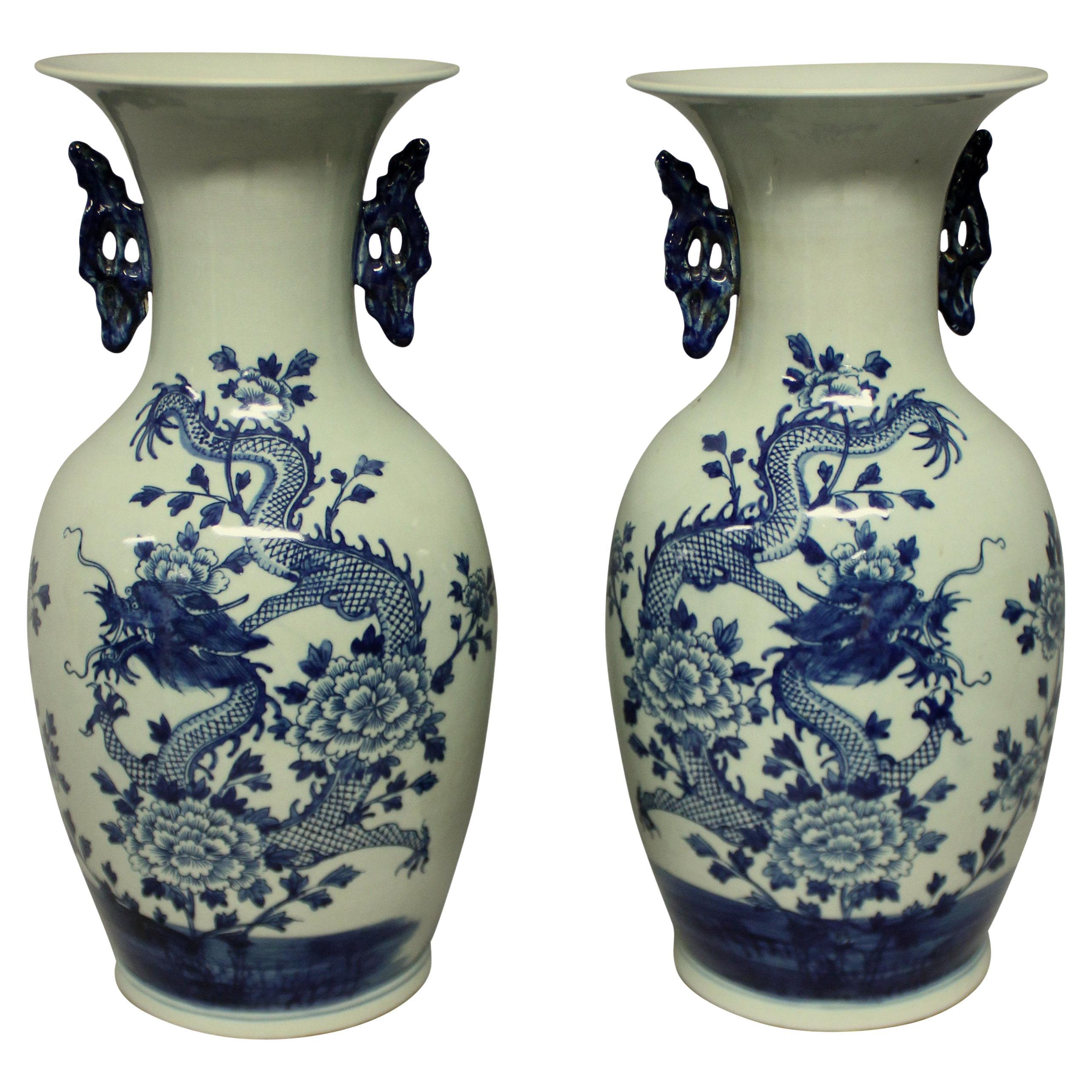 Paire de vases chinois à deux poignées bleus et blancs