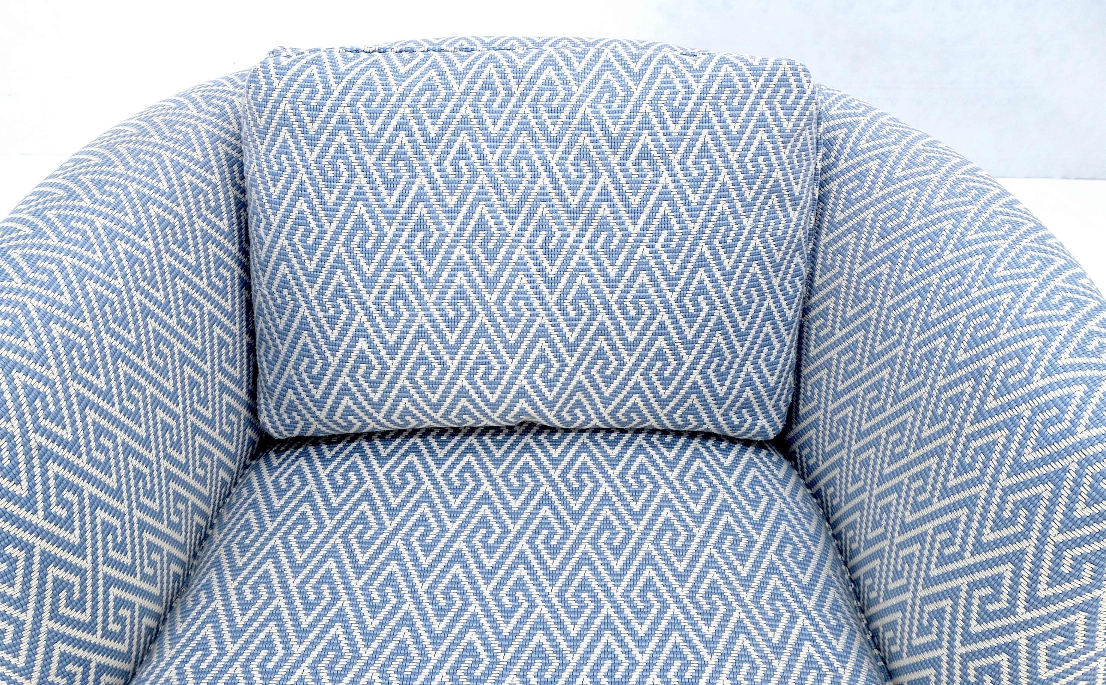 Tissu d'ameublement Paire de  Chaises pivotantes à dossier baril vintage MCM, tapissées bleu et blanc  en vente
