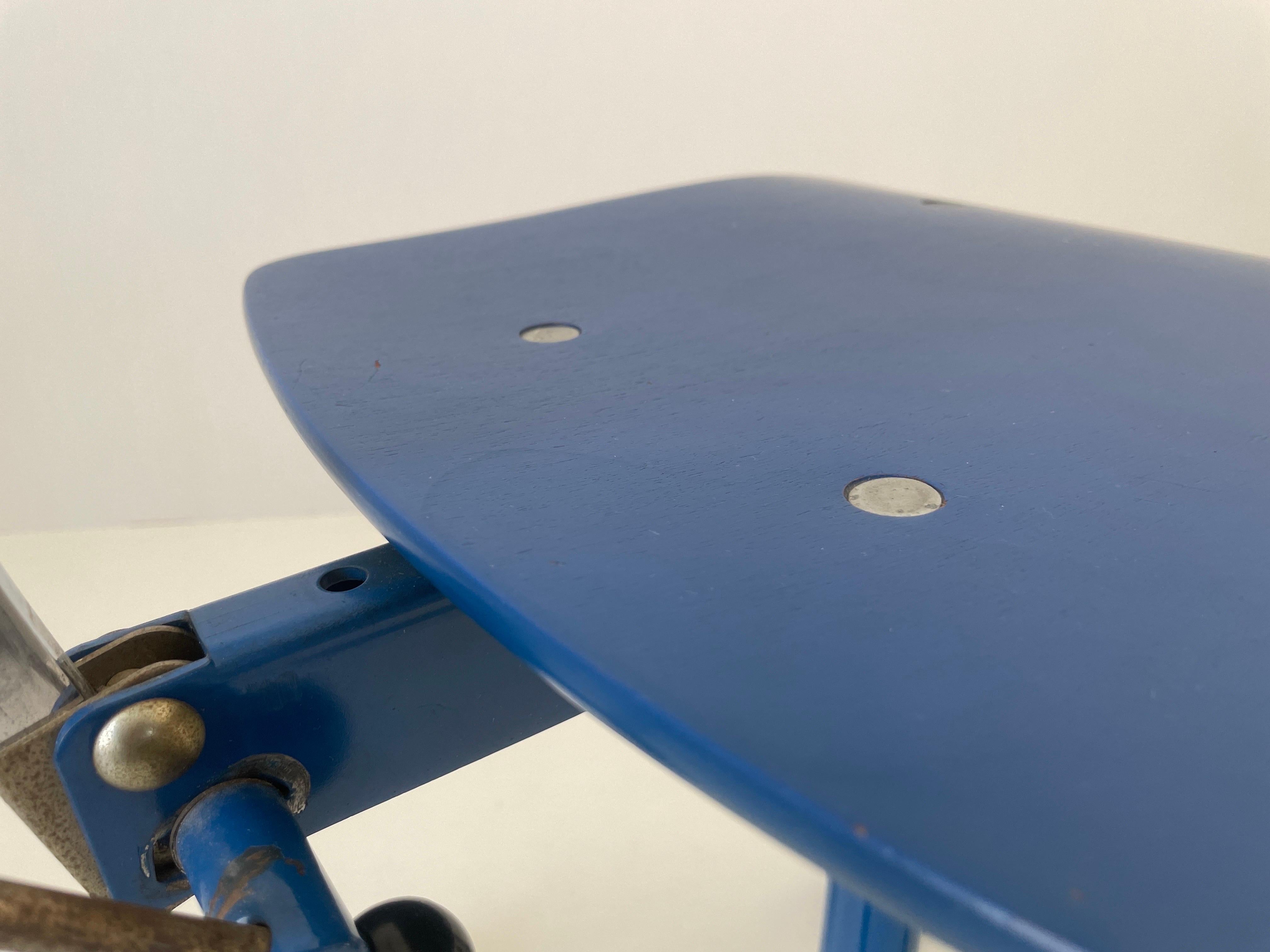 Coppia di sedie industriali regolabili in legno blu di Kevi, anni '70, Italia in vendita 4
