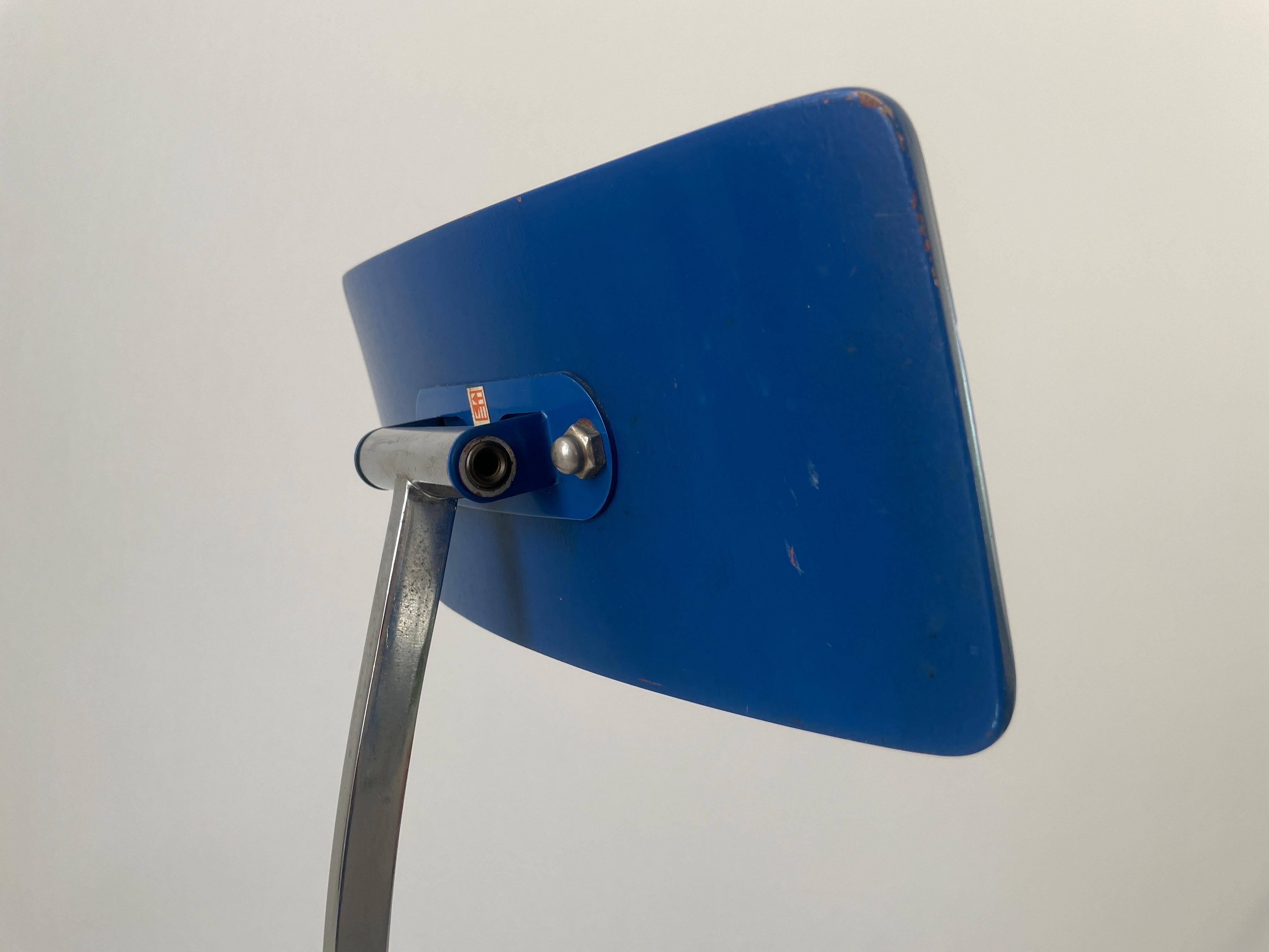 Coppia di sedie industriali regolabili in legno blu di Kevi, anni '70, Italia in vendita 5