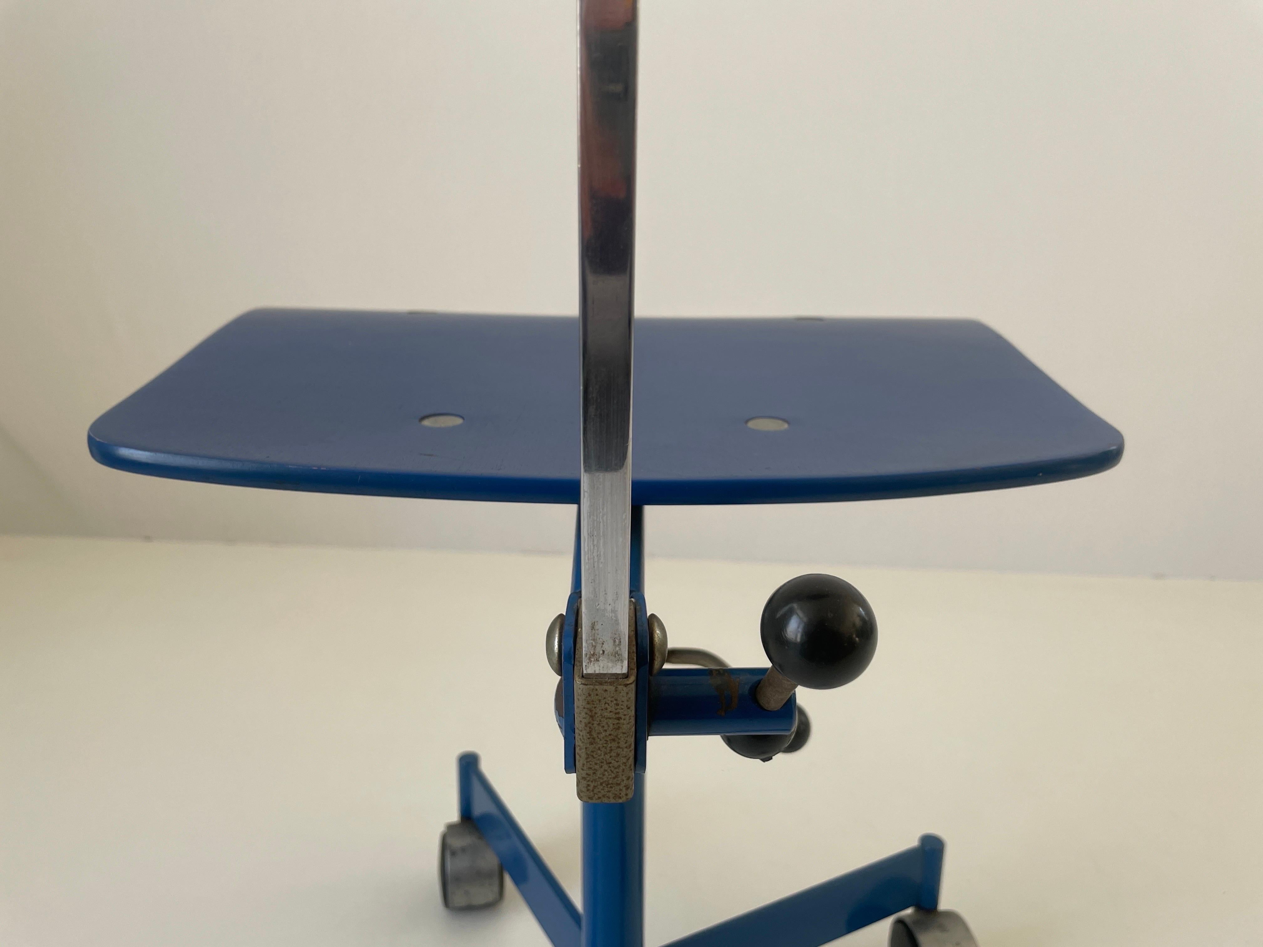 Coppia di sedie industriali regolabili in legno blu di Kevi, anni '70, Italia in vendita 6