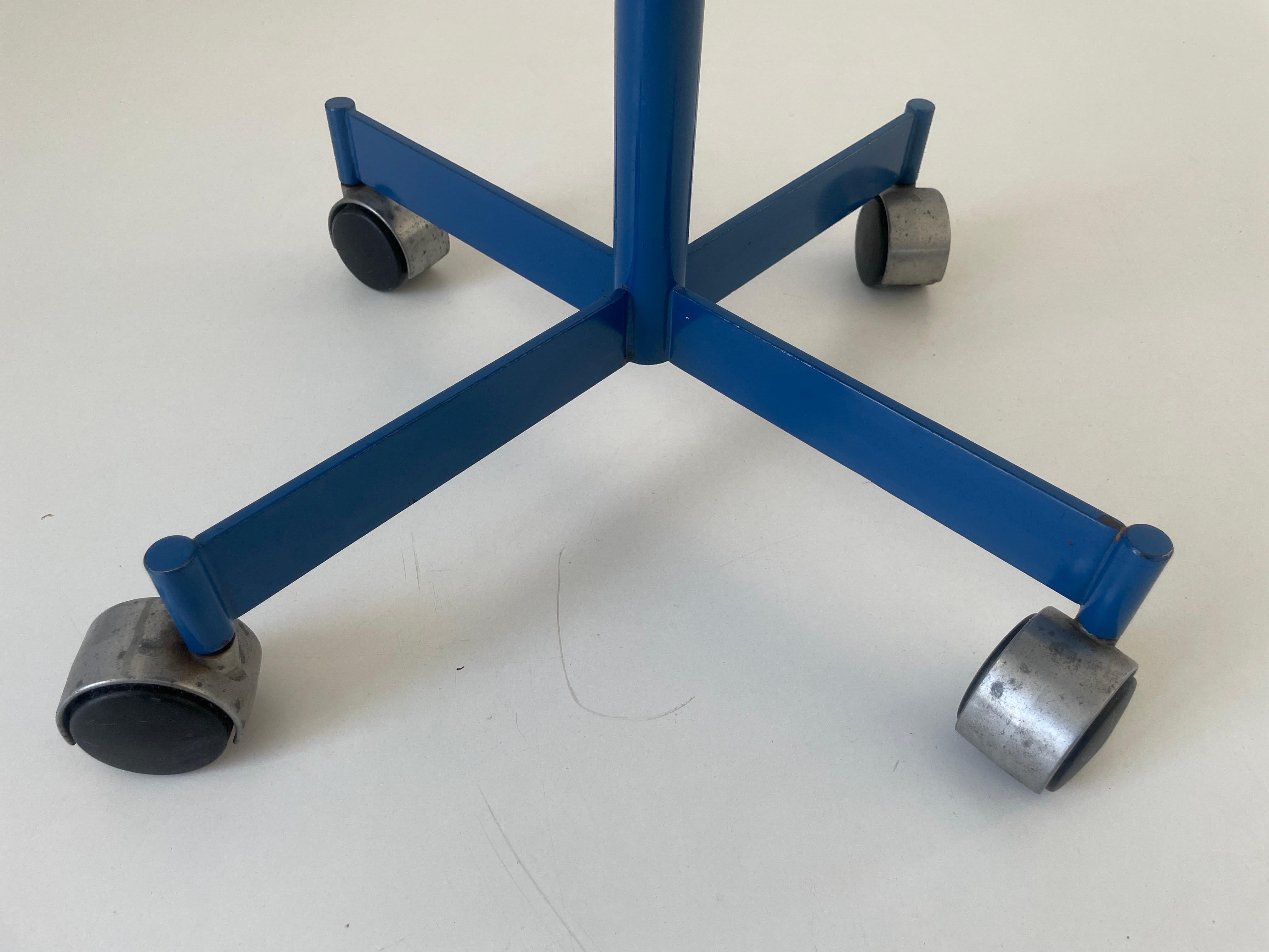 Coppia di sedie industriali regolabili in legno blu di Kevi, anni '70, Italia in vendita 7