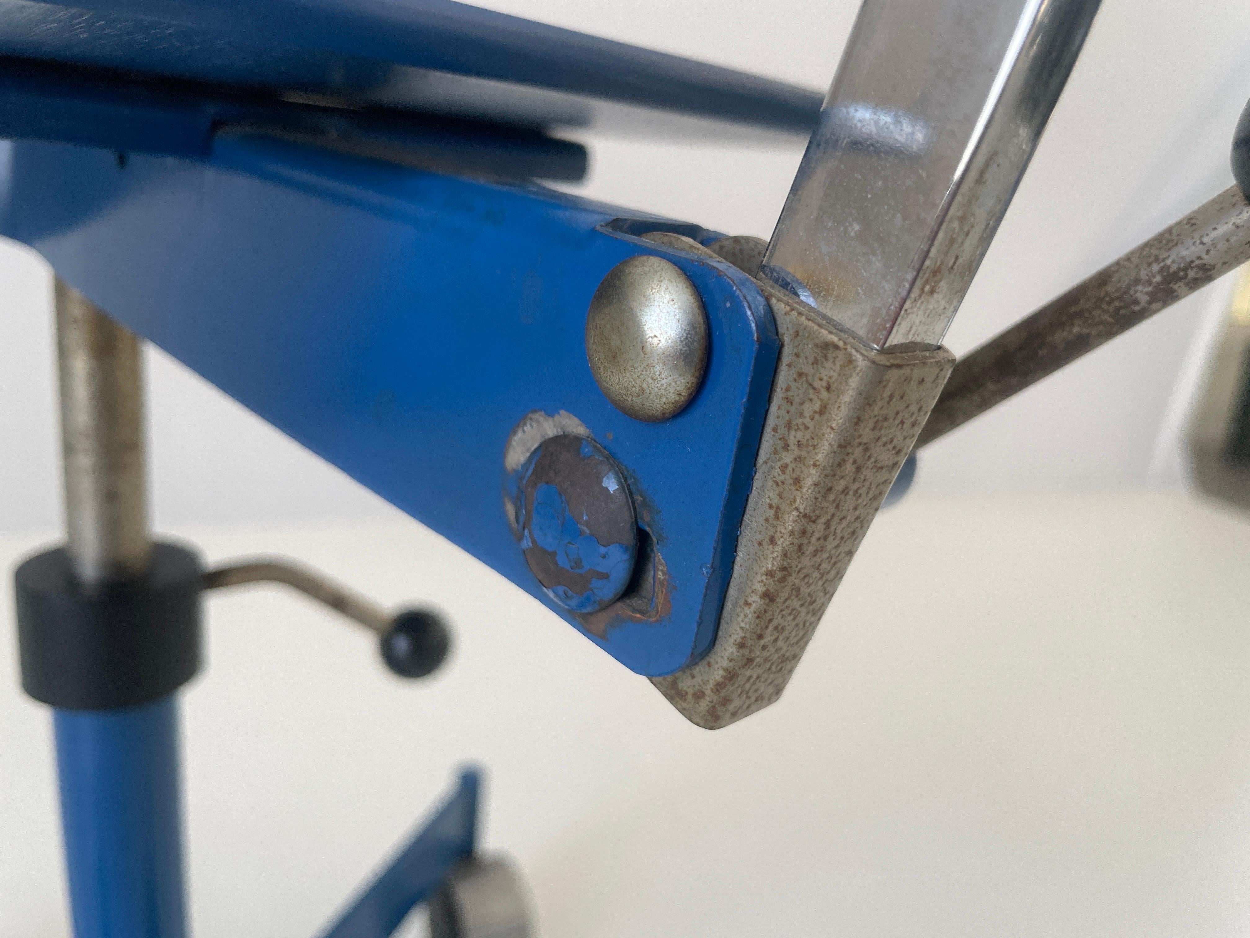 Coppia di sedie industriali regolabili in legno blu di Kevi, anni '70, Italia in vendita 8
