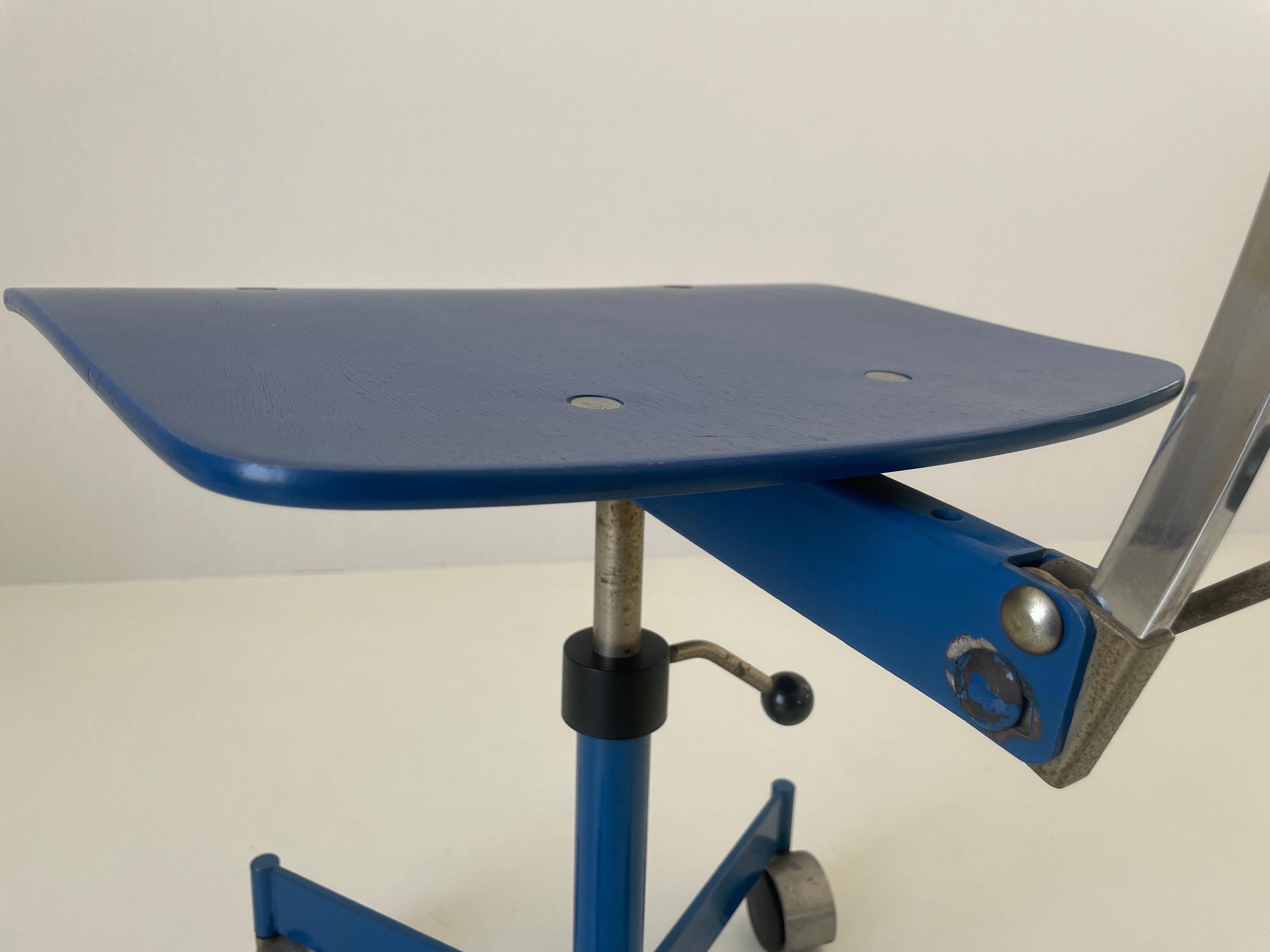 Coppia di sedie industriali regolabili in legno blu di Kevi, anni '70, Italia in vendita 9