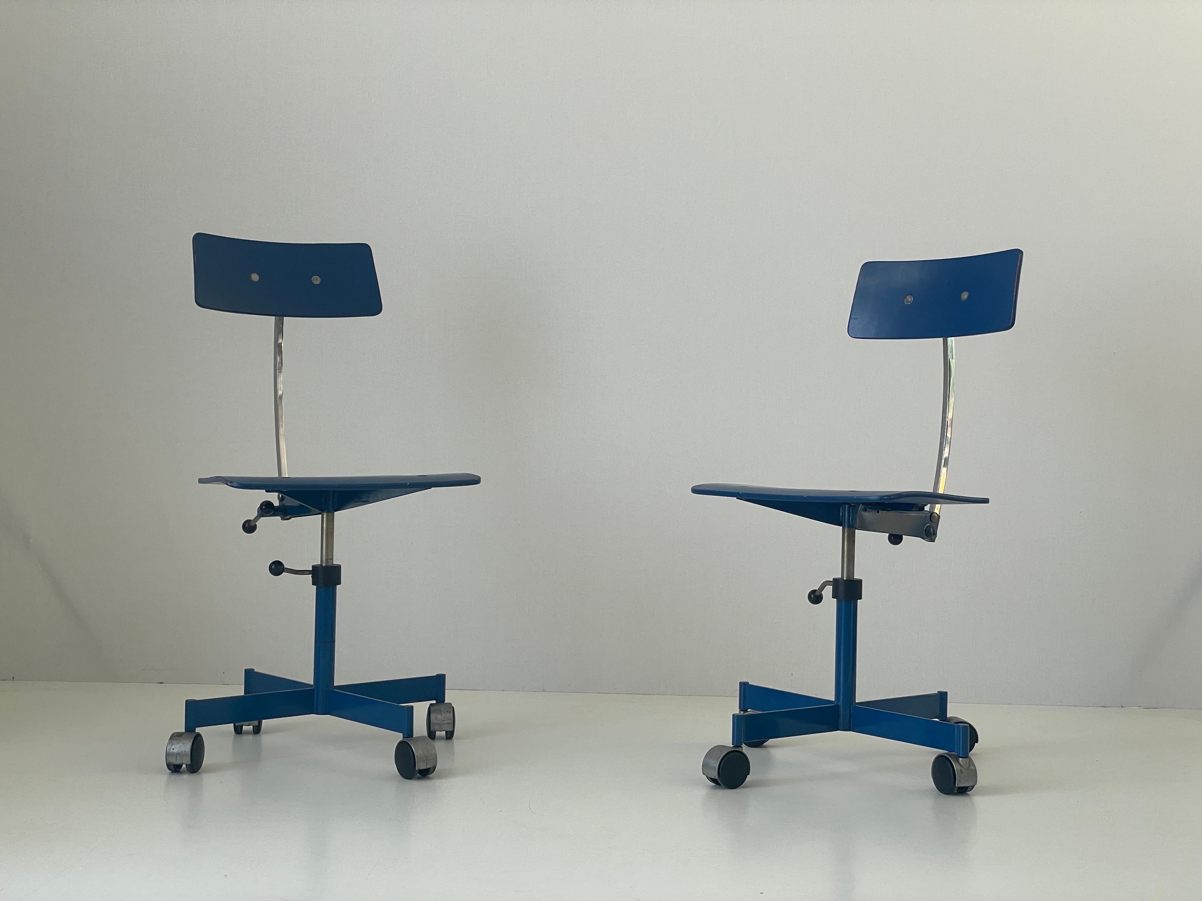 Coppia di sedie industriali regolabili in legno blu di Kevi, anni '70, Italia

Misure :

Altezza: 79 cm
Altezza della seduta: 43 cm
Posti a sedere: 39 cm x 39 cm

Non esitare a chiederci se hai qualche domanda.