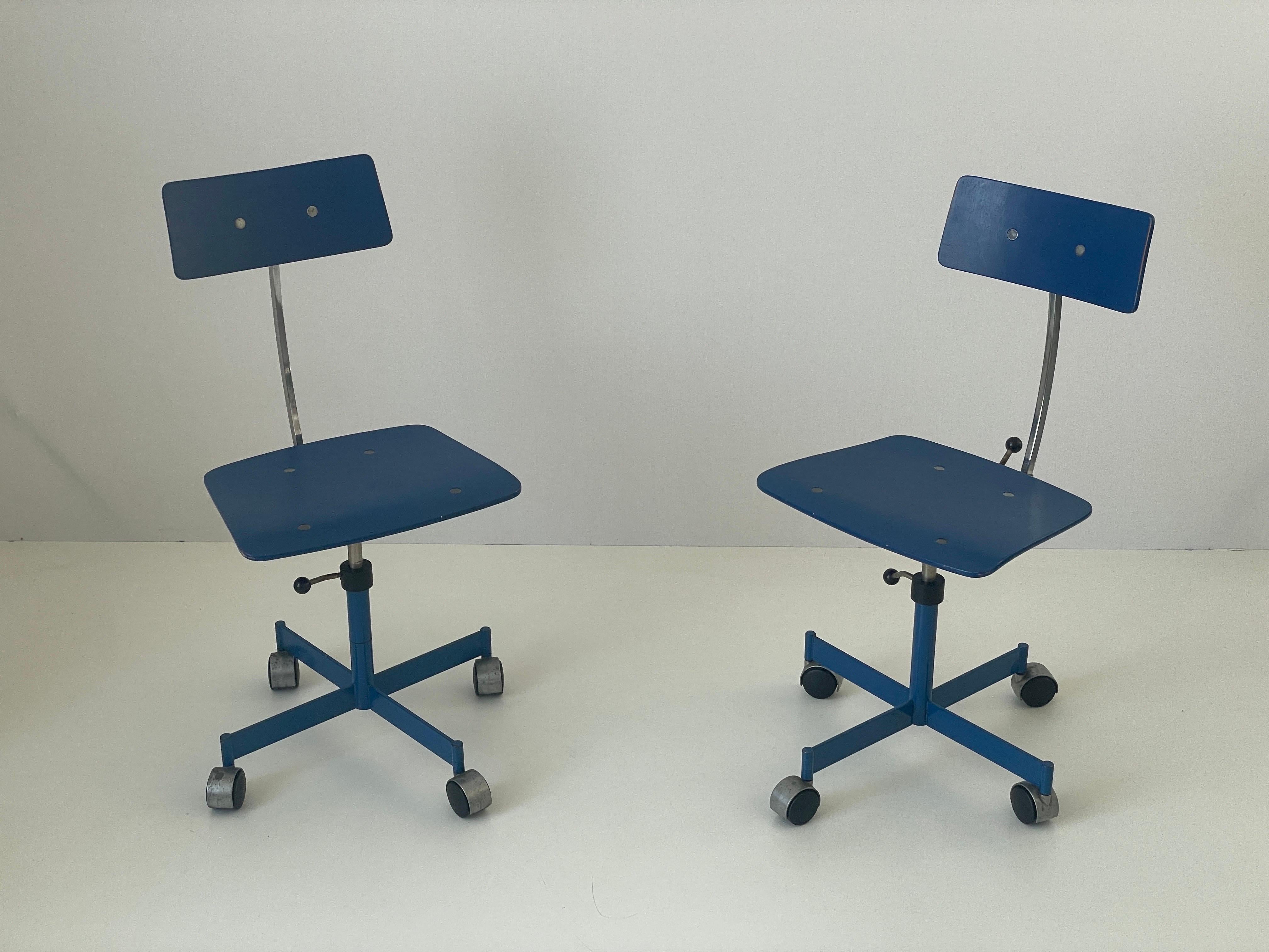 Mid-Century moderno Coppia di sedie industriali regolabili in legno blu di Kevi, anni '70, Italia in vendita
