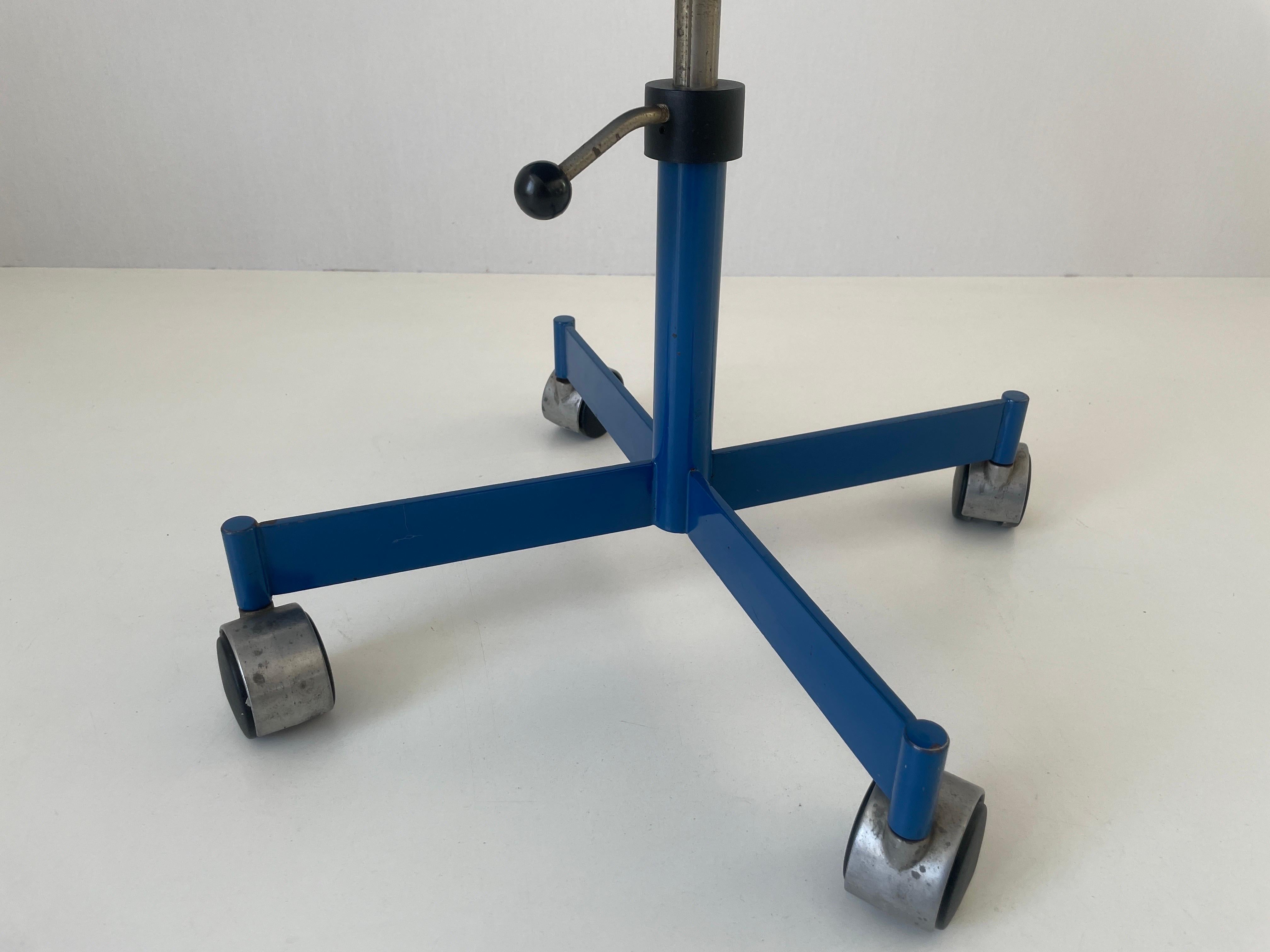 Coppia di sedie industriali regolabili in legno blu di Kevi, anni '70, Italia in vendita 1