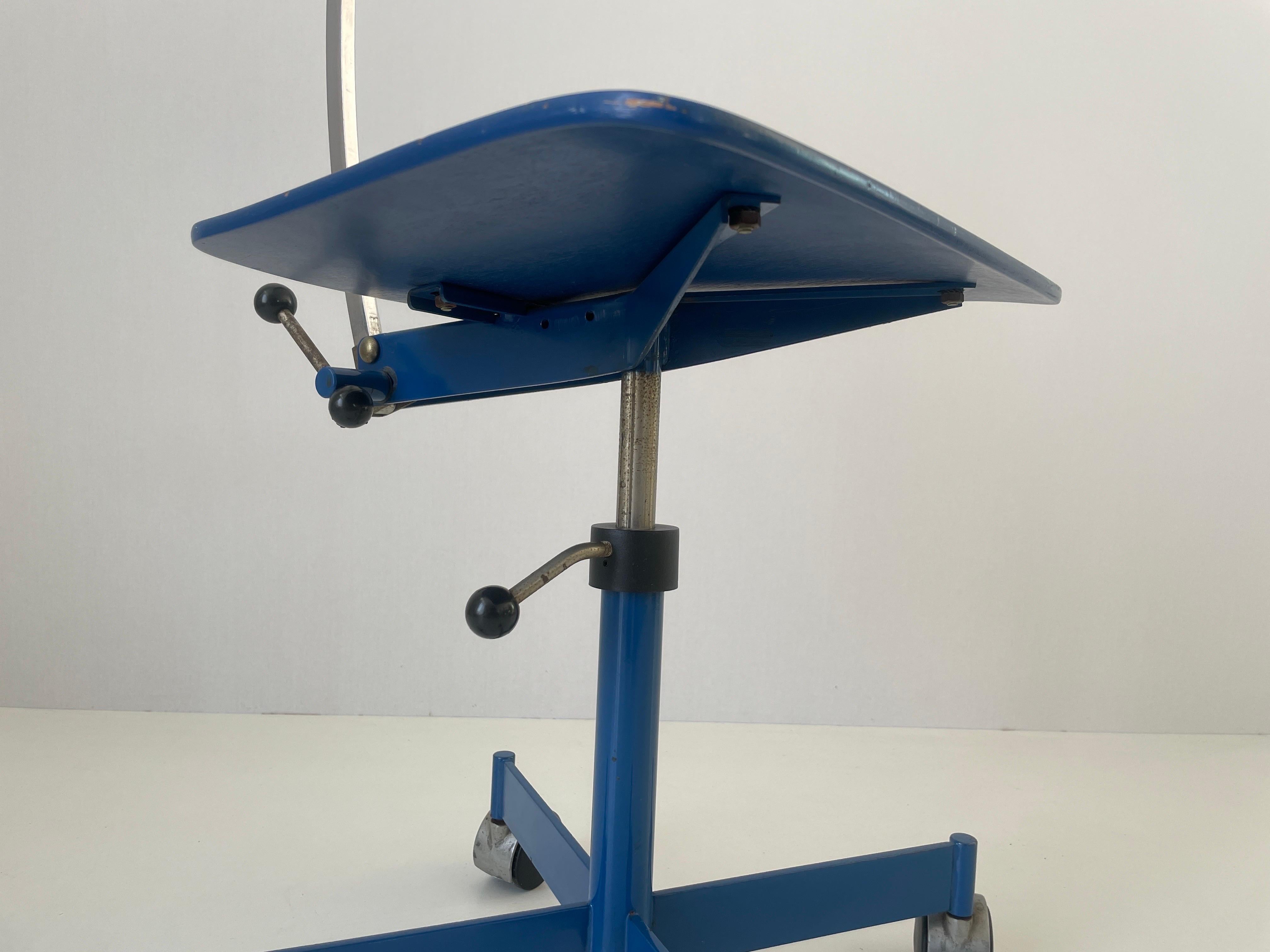 Coppia di sedie industriali regolabili in legno blu di Kevi, anni '70, Italia in vendita 2