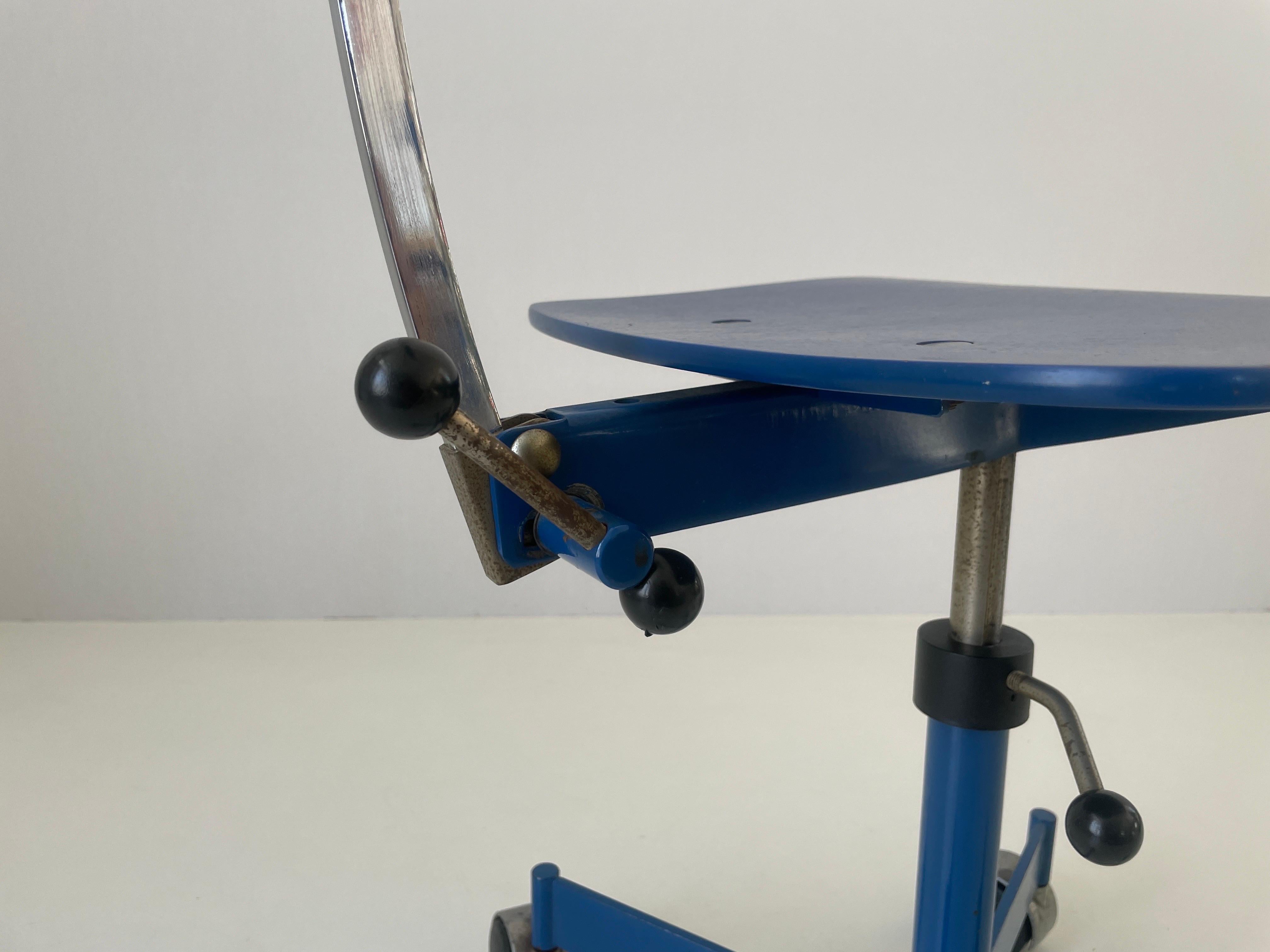 Coppia di sedie industriali regolabili in legno blu di Kevi, anni '70, Italia in vendita 3